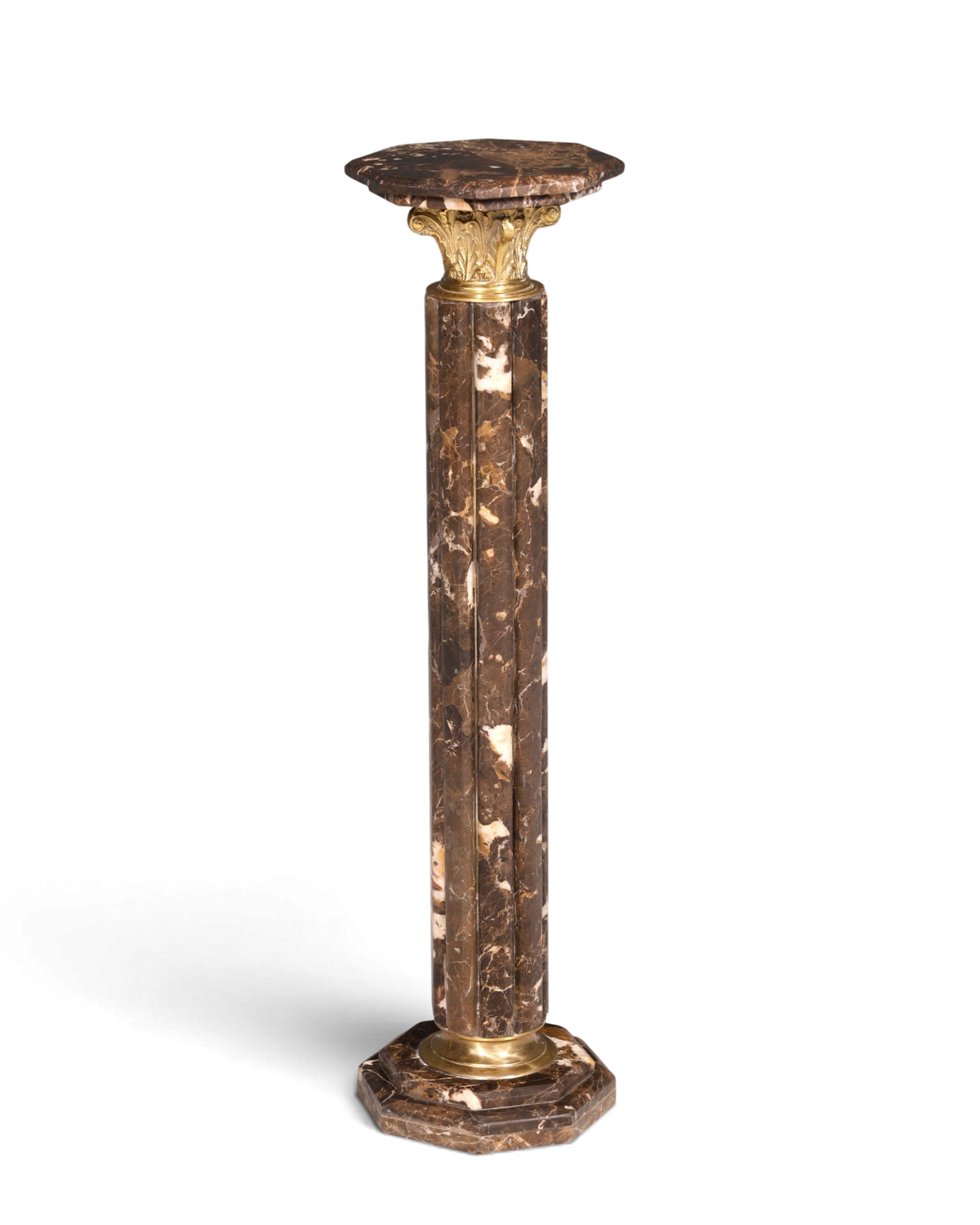 Hauptstadt Möblerei Barock-Säule aus braunem Marmor mit goldenen Verzierungen im Louis XV Stil als Blumenständer