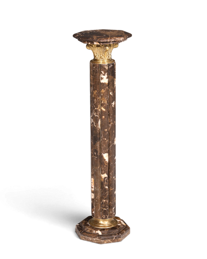 Hauptstadt Möblerei Barock-Säule aus braunem Marmor mit goldenen Verzierungen im Louis XV Stil als Blumenständer