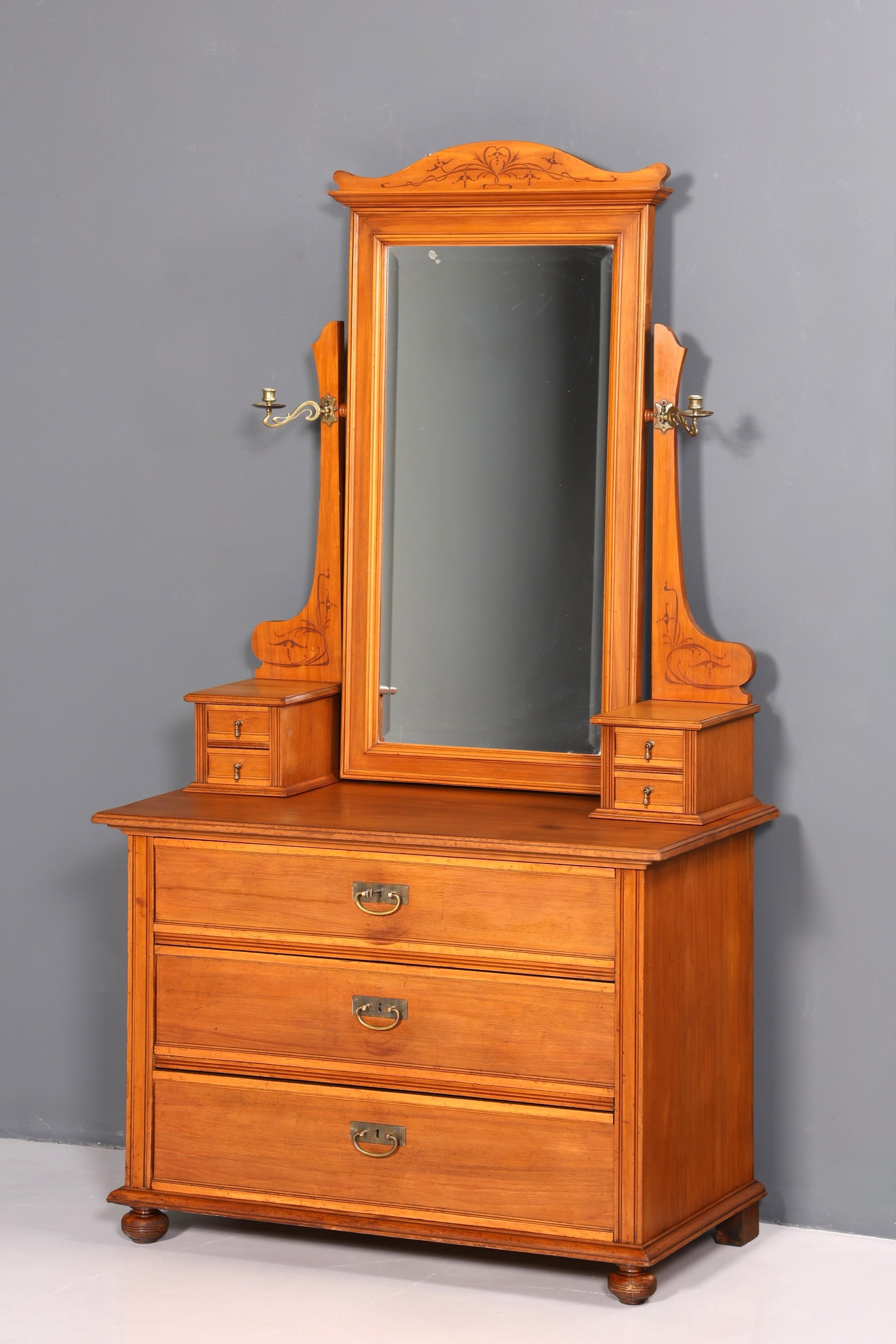 Buffet ancien Art Nouveau onirique avec miroir, commode d&