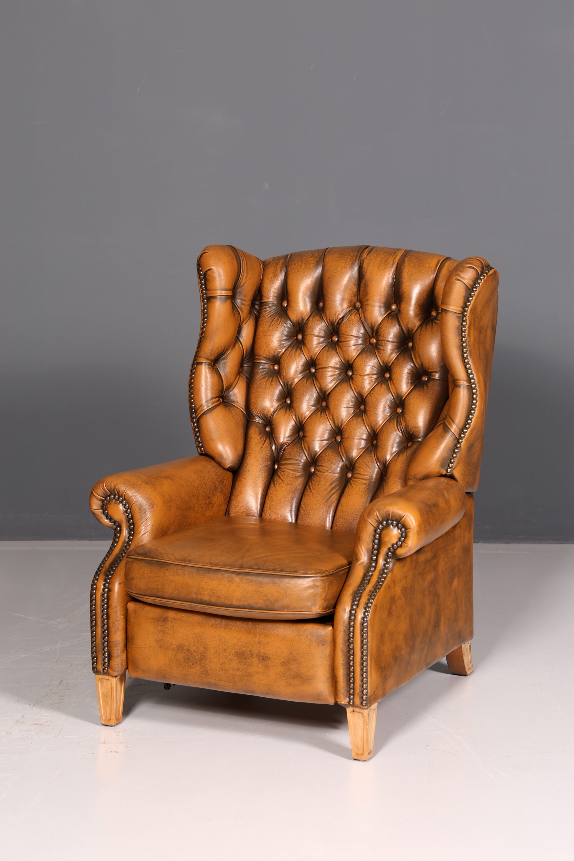 Fauteuil à oreilles Chesterfield original en cuir véritable, fauteuil club anglais en cuir, fauteuil inclinable en cuir souple, style antique vintage
