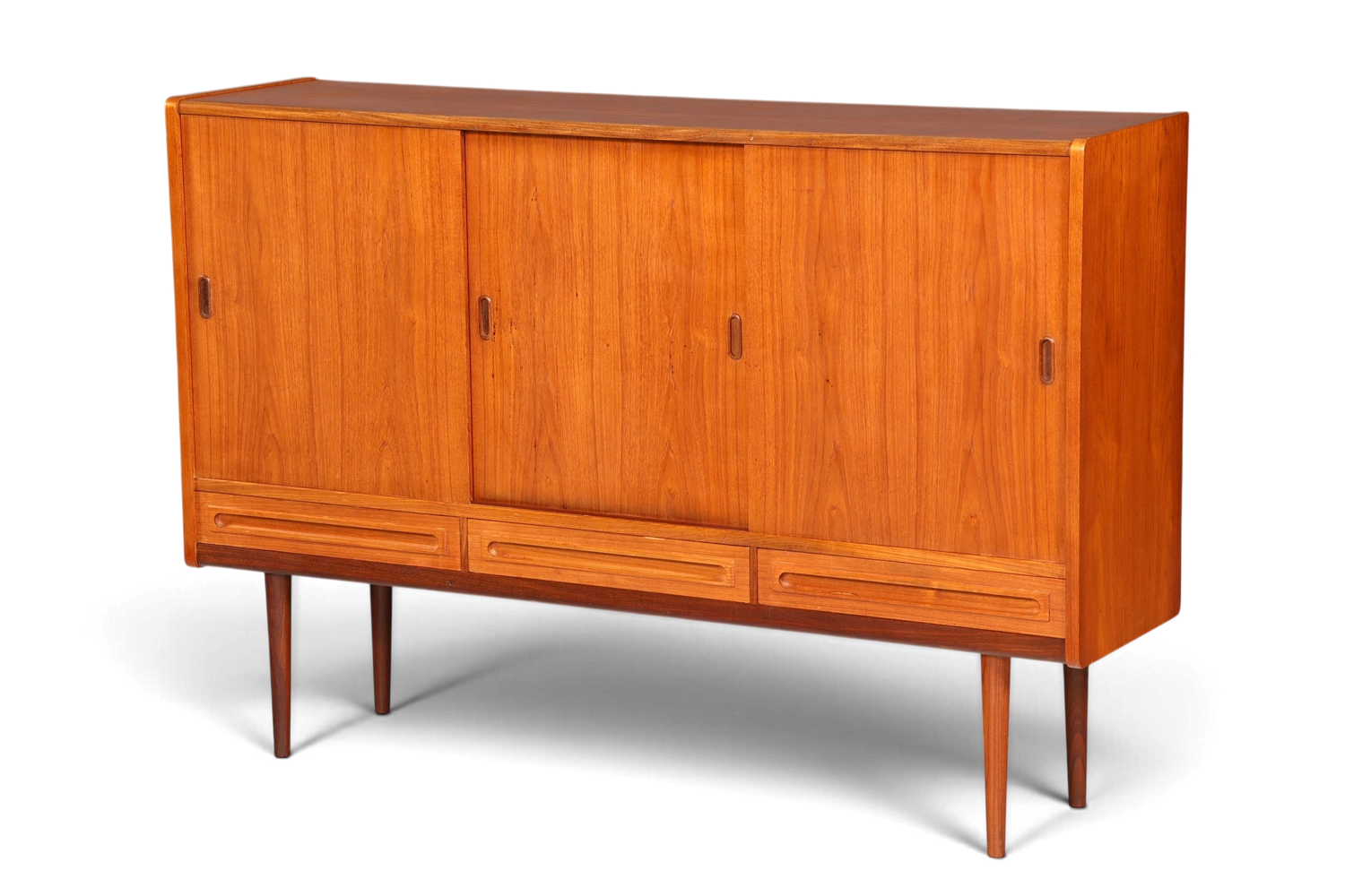 Hauptstadt Möblerei Mid Century Highboard aus Teakholz mit Schiebetüren im skandinavischen Danish Design
