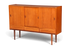 Hauptstadt Möblerei Mid Century Highboard aus Teakholz mit Schiebetüren im skandinavischen Danish Design