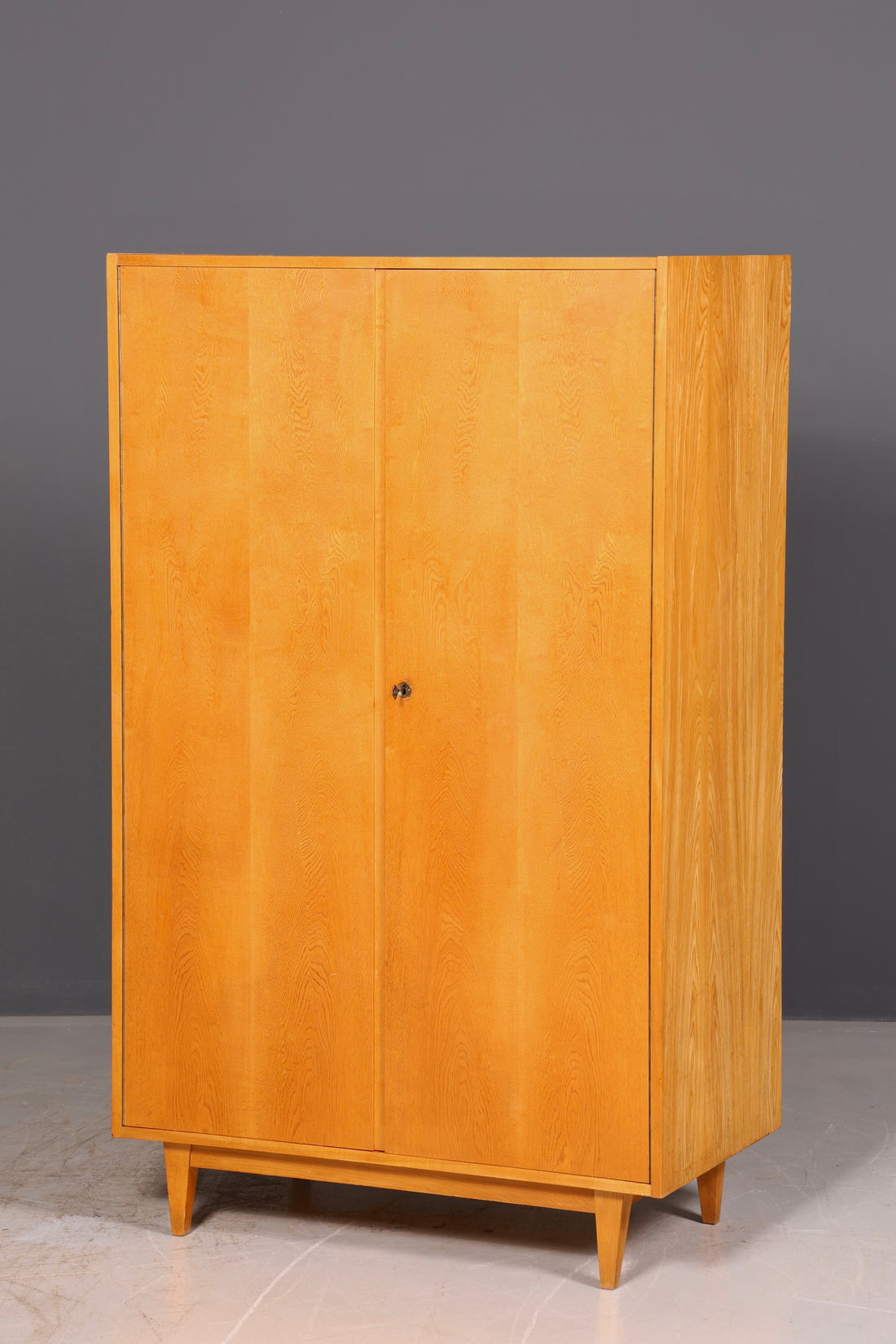 Magnifique armoire-penderie Hellerau originale, meuble vintage Mid-Century, armoire rétro à linge, armoire d’entrée