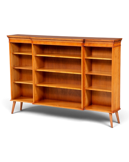 Hauptstadt Möblerei H960 Bücherregal aus hellem Holz im Mid-Century-Stil mit drei Fächern und konischen Beinen
