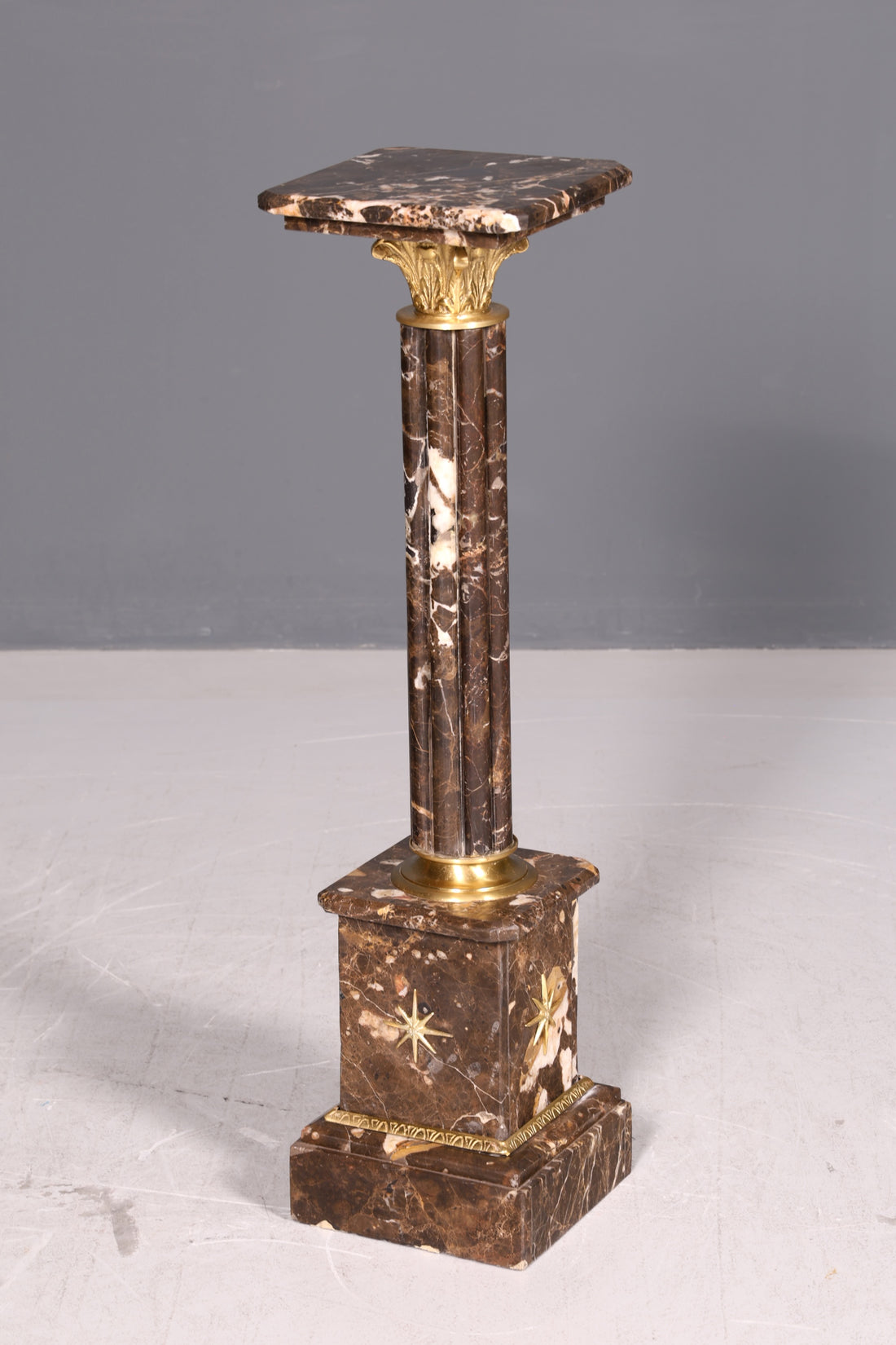 Magnifique colonne de style baroque Louis XV en marbre, colonne à fleurs en pierre naturelle, socle, étagère