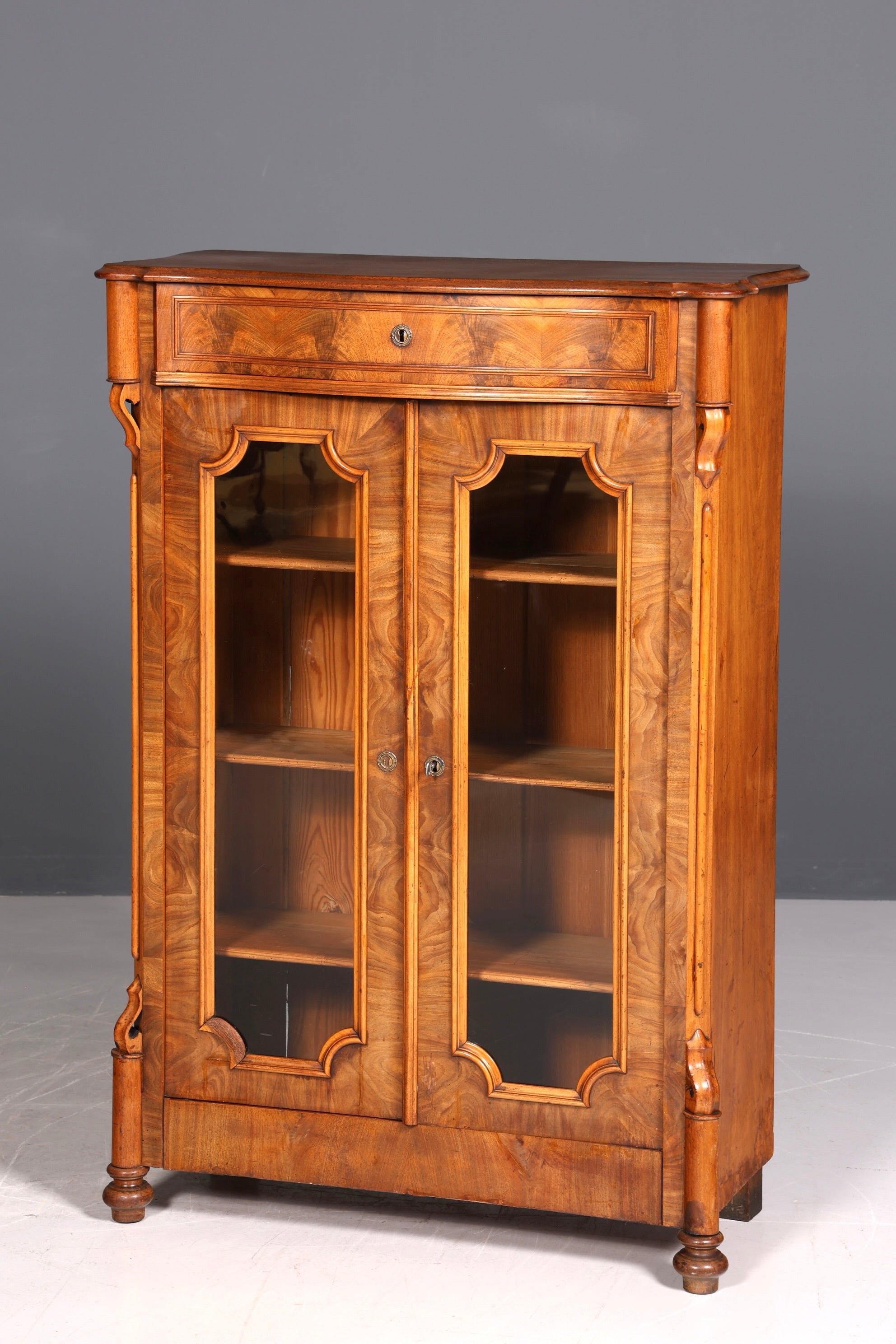 Vitrine ancienne Louis Philippe Biedermeier, en bois véritable, vers 1880, évoquant un rêve.