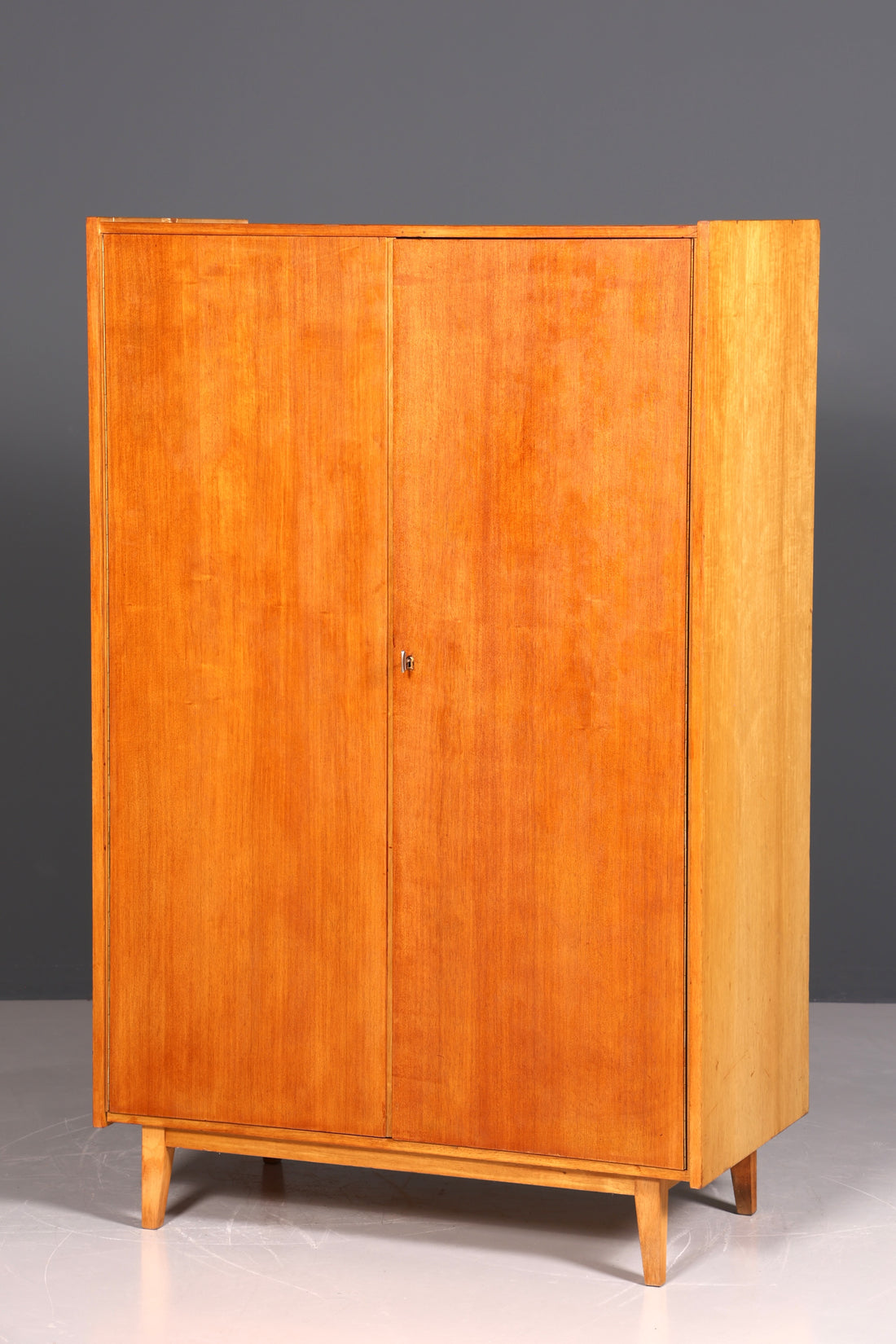 Armoire de style mid-century, meuble vintage, armoire à linge rétro, placard d&