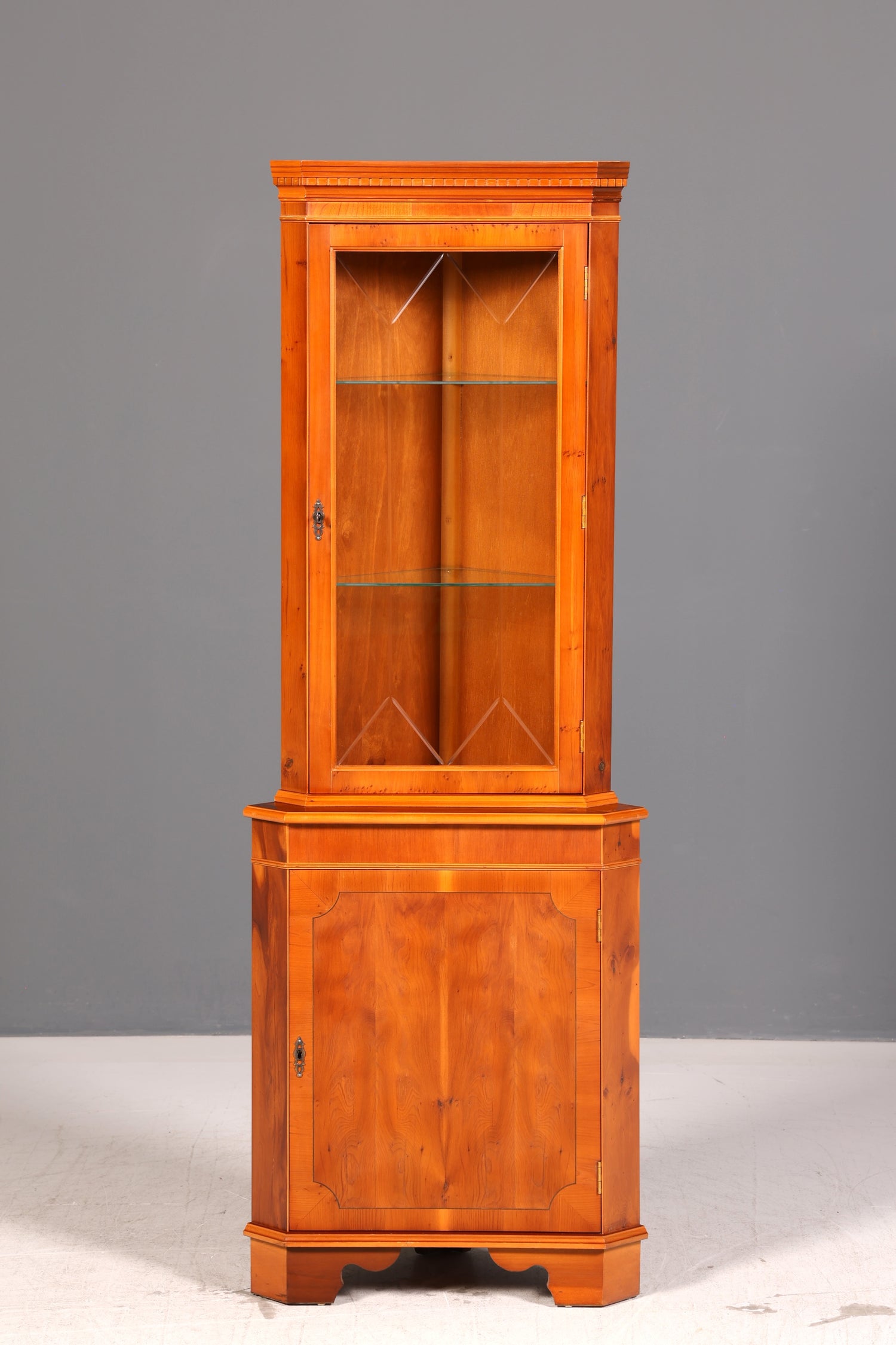 Wunderschöne Englische Eckvitrine Eibe Eckschrank Glasvitrine Vitrine mit Beleuchtung Antik Echt Holz Vintage