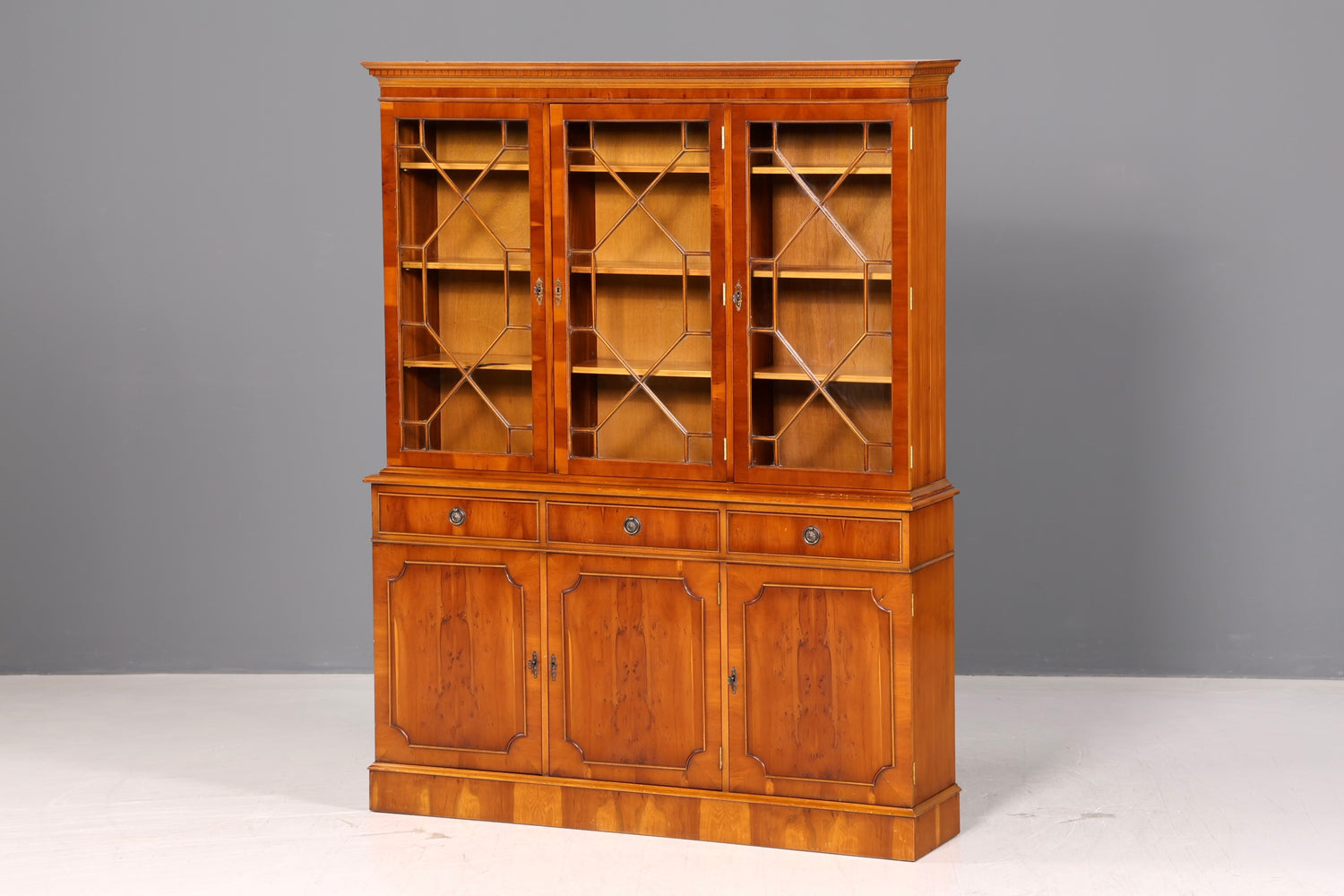 Wunderschöne Englische Vitrine Eibe Bücherschrank Glasvitrine Buffet Bibliothek Antik Vintage