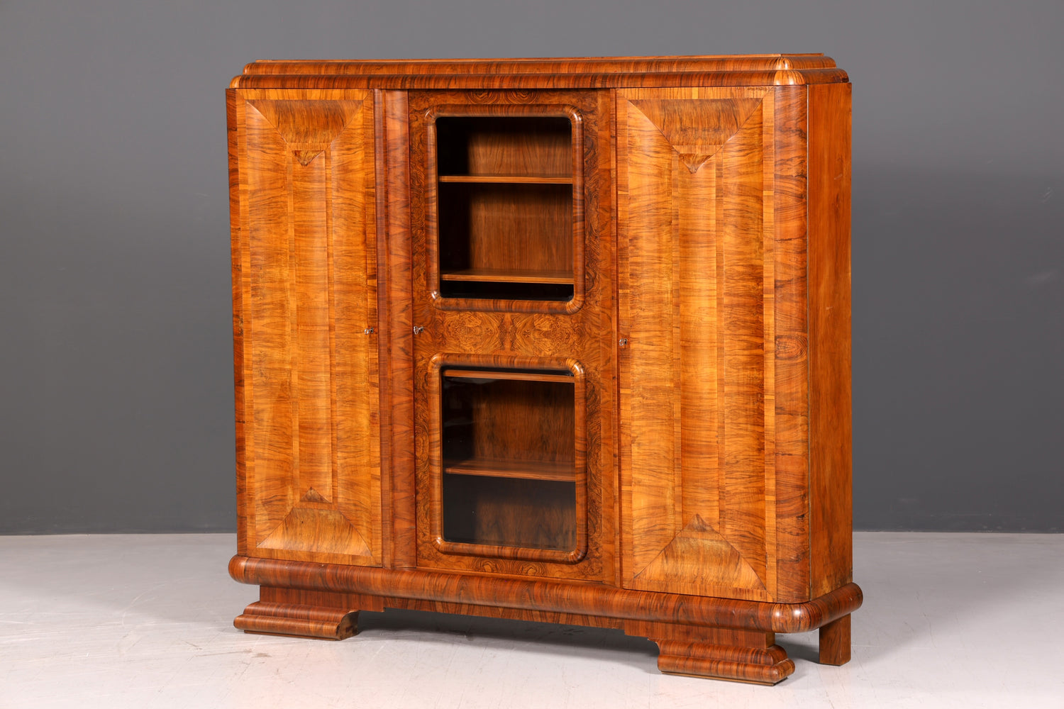 Beeindruckende Original Art Deco Vitrine Nussbaum Bücherschrank Glasvitrine Schrank Antik Massivholz Vintage