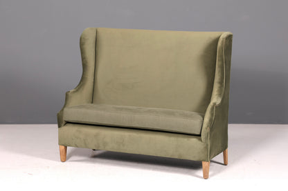 Wunderschönes Loberon Ohrenbackensofa Modell Ombra Antikgrün Samt Sofa 2-Sitzer Ohrensofa Retro Mangoholz