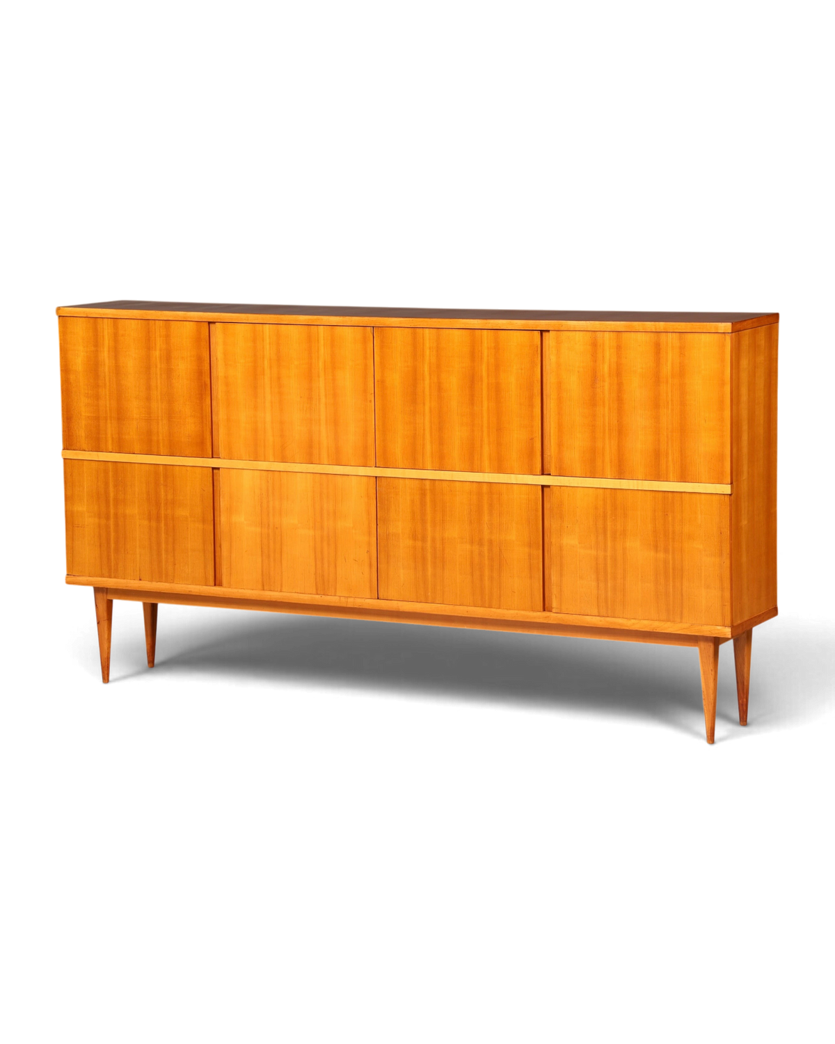 Hauptstadt Möblerei Mid Century Highboard aus hellem Echtholz mit acht Türen und konischen Beinen im 60er Jahre Stil