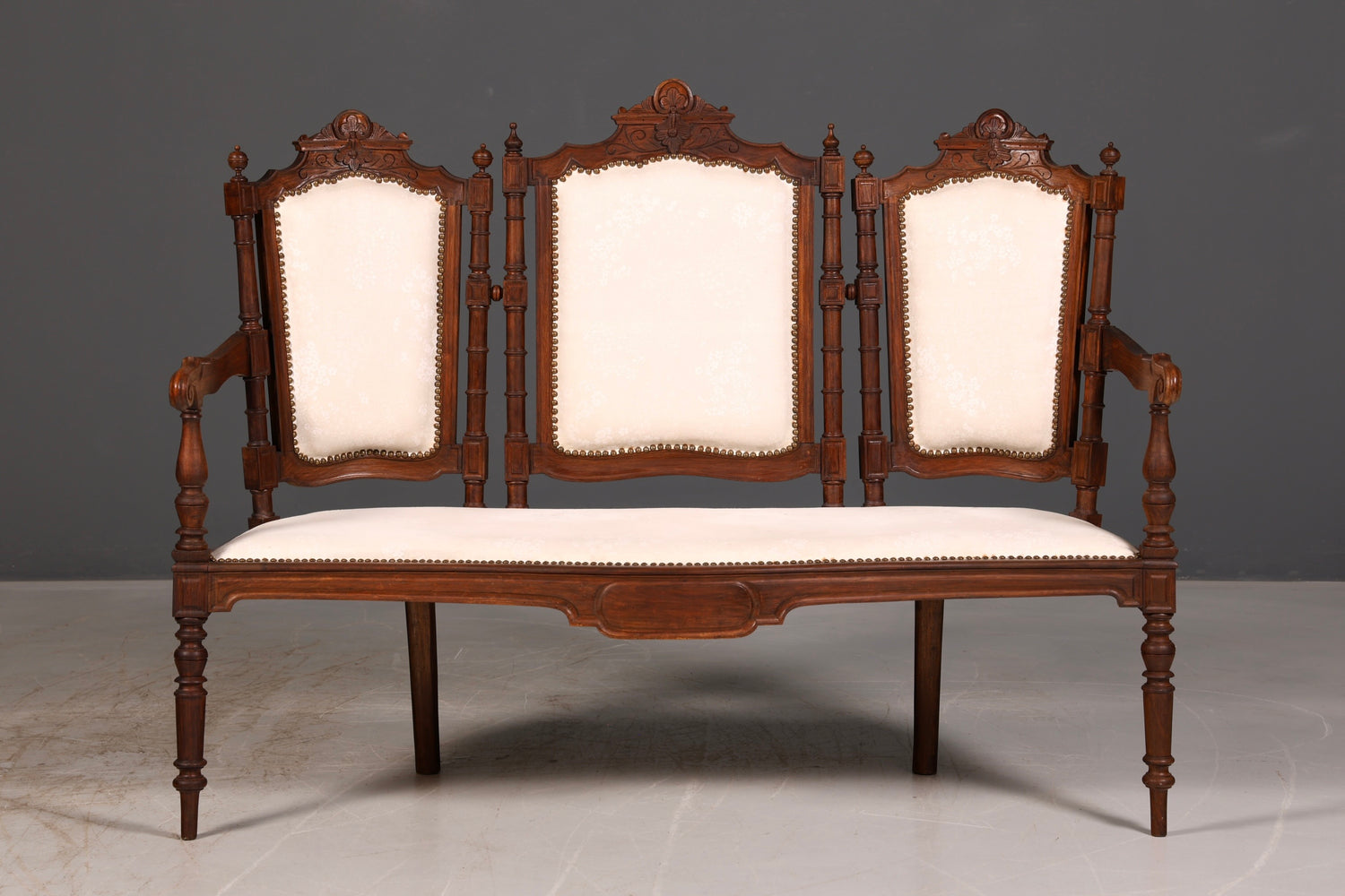 Élégante banquette néorenaissance, canapé ancien de l’époque Gründerzeit, banquette rembourrée, banquette de salon