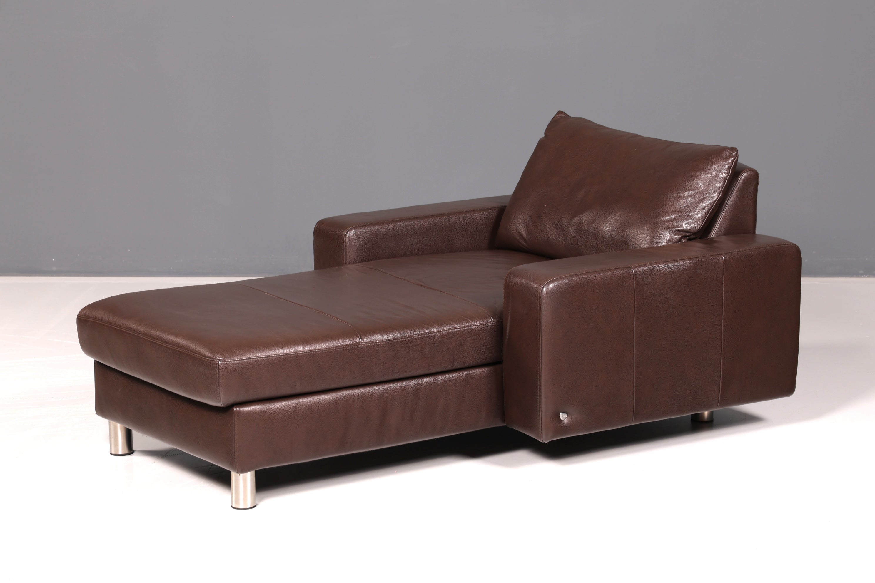 Magnifique méridienne Stressless E200 en cuir véritable marron, chaise longue avec ottomane, canapé en cuir et fauteuil relax vintage