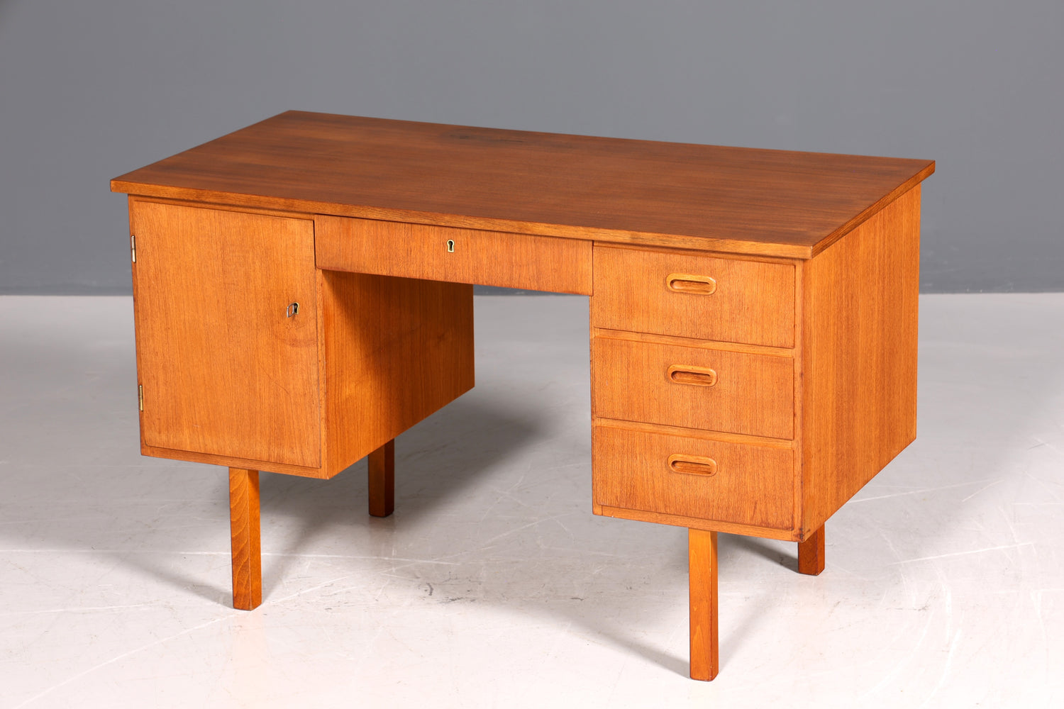 Magnifique bureau vintage de style danois, design des années 50, en bois de teck.