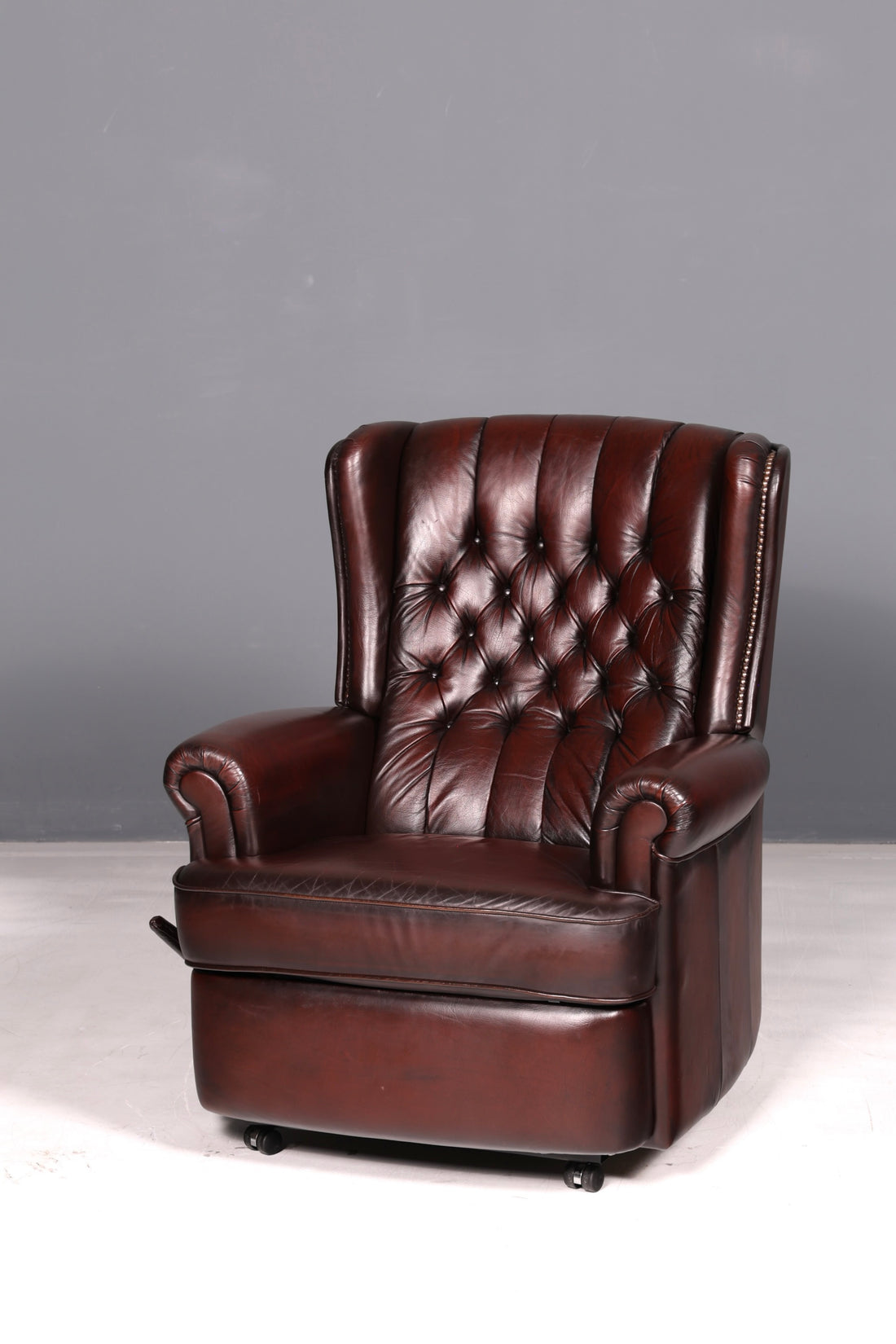 Élégant fauteuil à oreilles Chesterfield, fauteuil relax en cuir véritable marron, fauteuil de télévision, fauteuil de repos, fauteuil en cuir