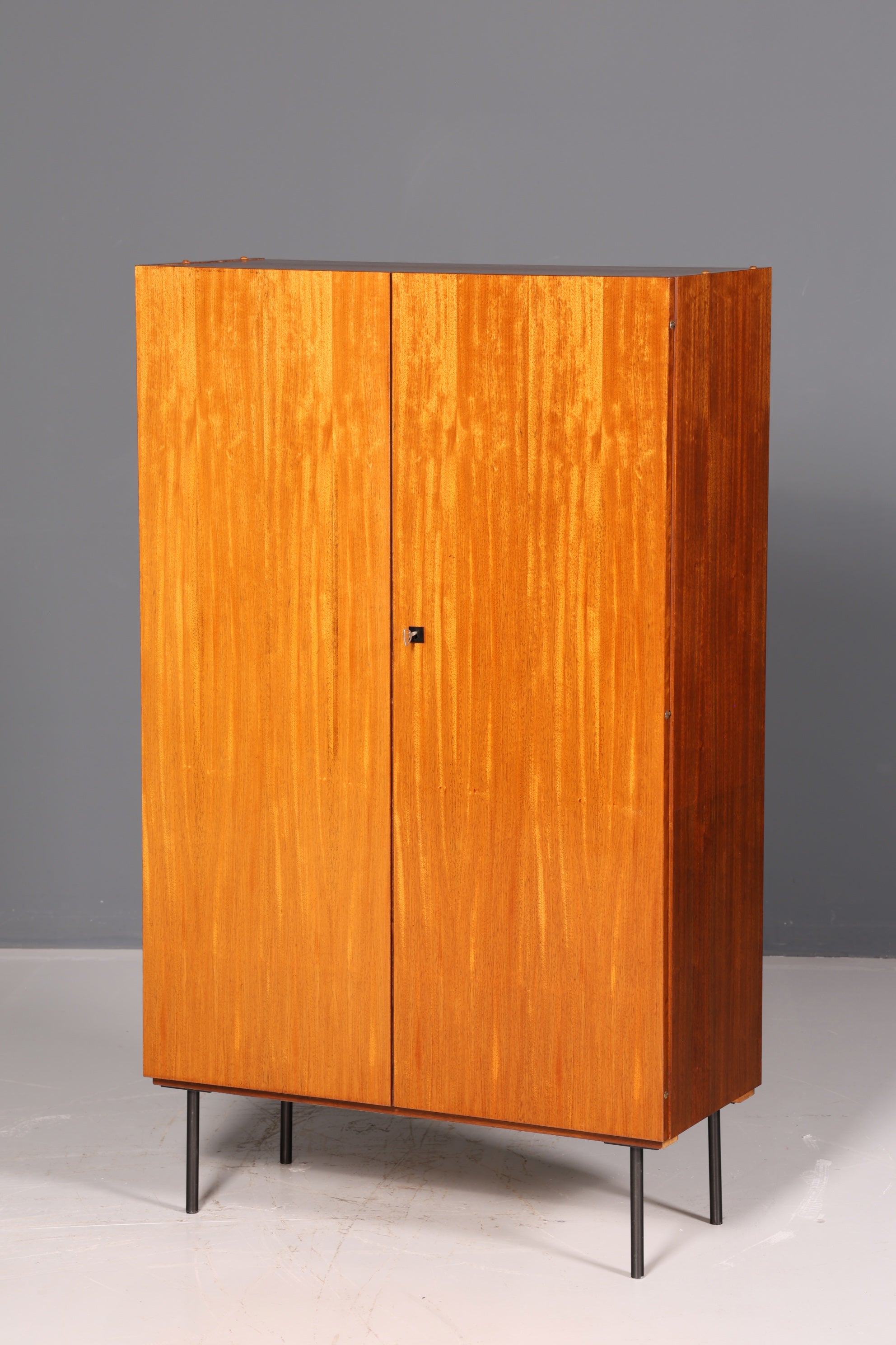 Magnifique armoire vestiaire Mid-Century vintage, armoire rétro, armoire à linge, meuble d’entrée des années 60 en bois