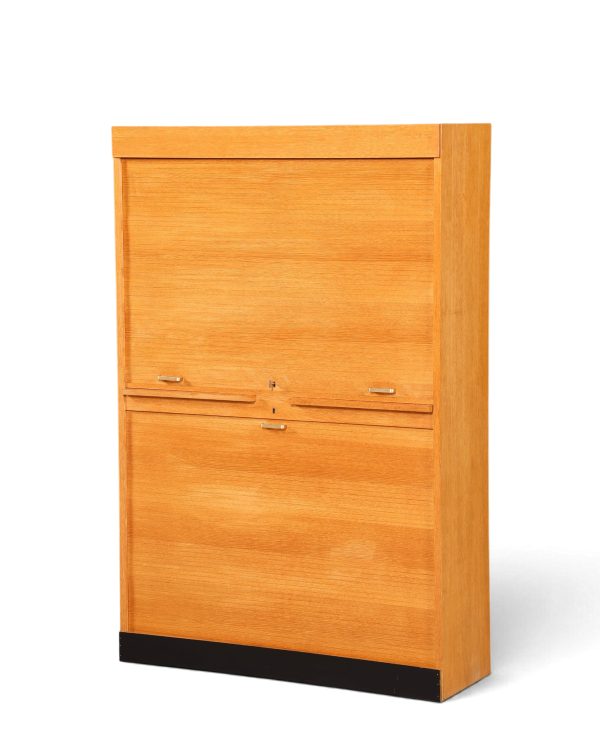 Hauptstadt Möblerei Rollladenschrank aus massivem hellem Holz im Bauhaus Stil mit praktischem Tambour Verschluss