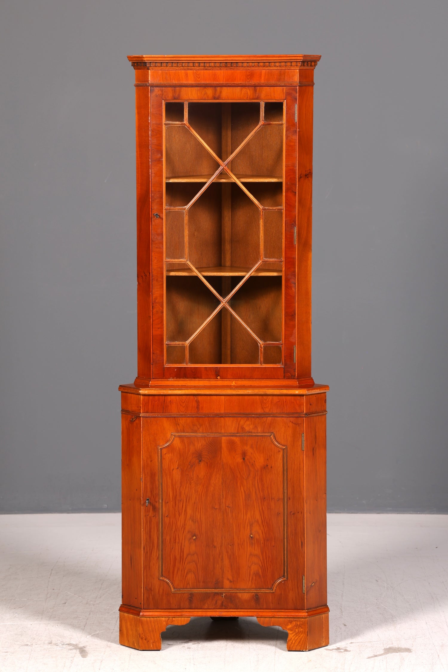 Wunderschöne Englische Eckvitrine Eibe Eckschrank Glasvitrine Vitrine Antik Echt Holz 60er Vintage