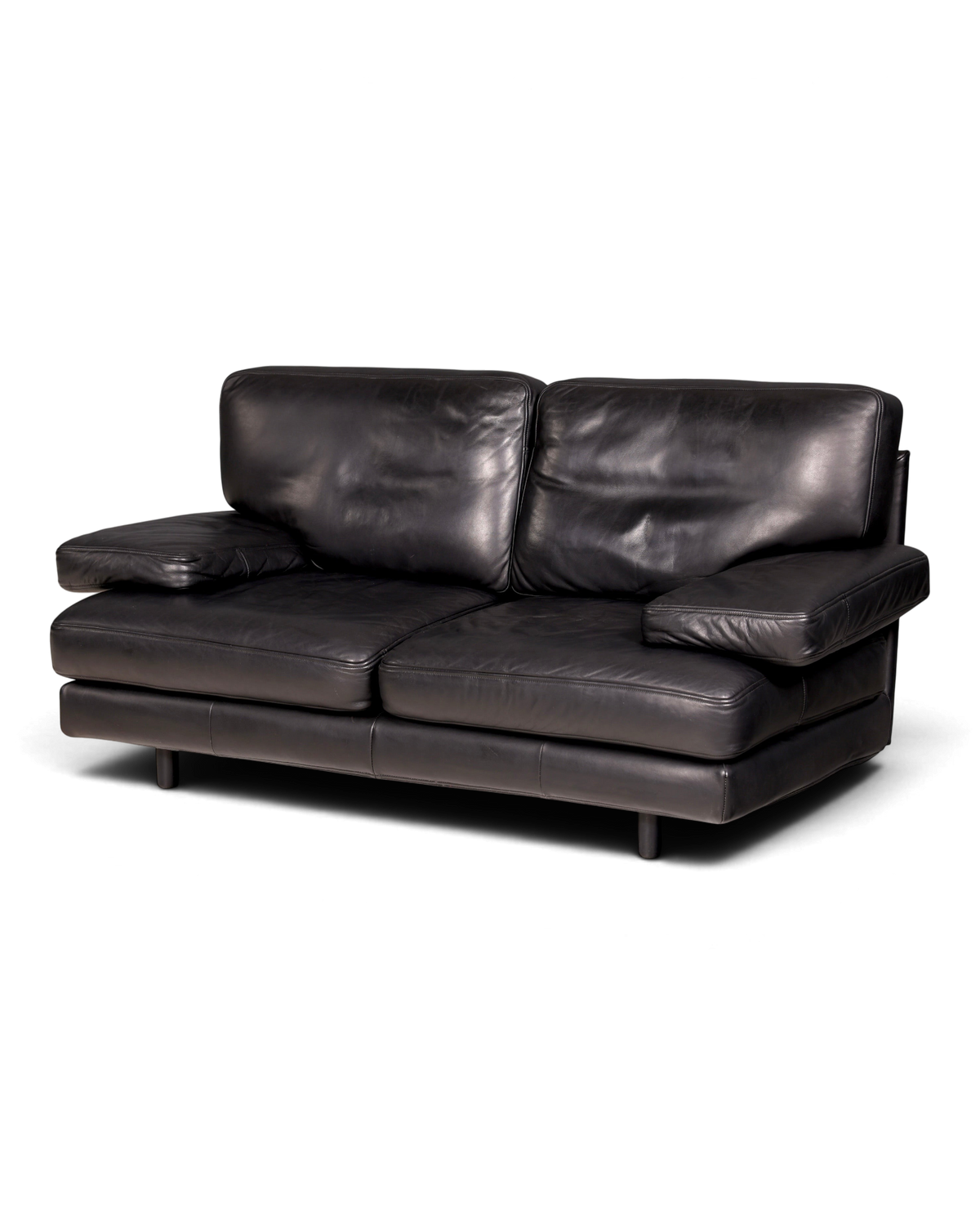 Hauptstadt Möblerei H848 Ledersofa in Schwarz mit breiten Armlehnen und modernem Design