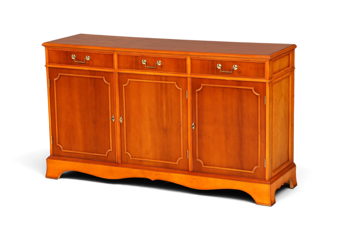 Hauptstadt Möblerei englisches Sideboard aus Eibenholz mit drei Schubladen und Türen im antiken Vintage-Stil