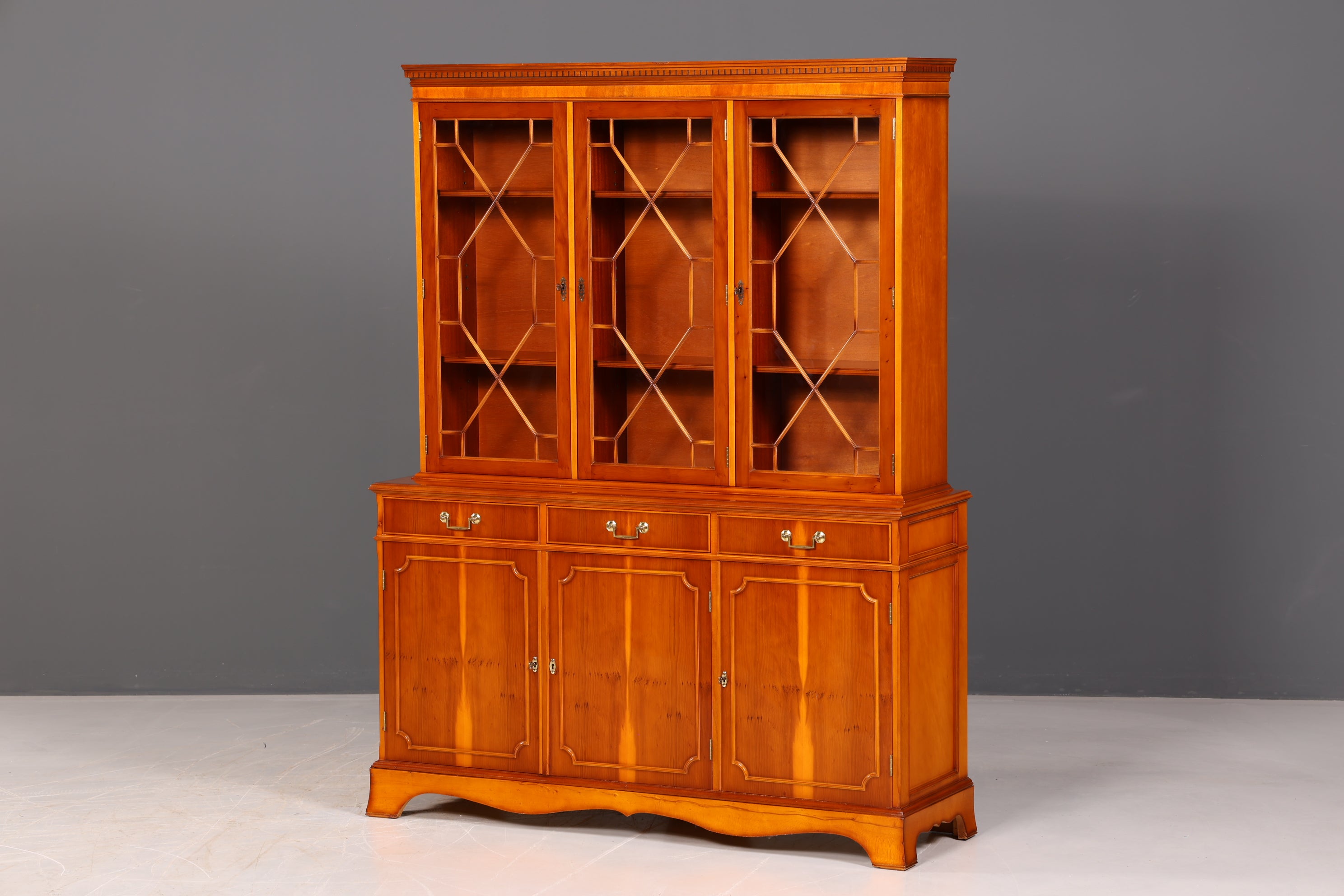 Wunderschöne Englische Vitrine Eibe Bücherschrank Buffet Antik Glasvitrine Schrank Vintage