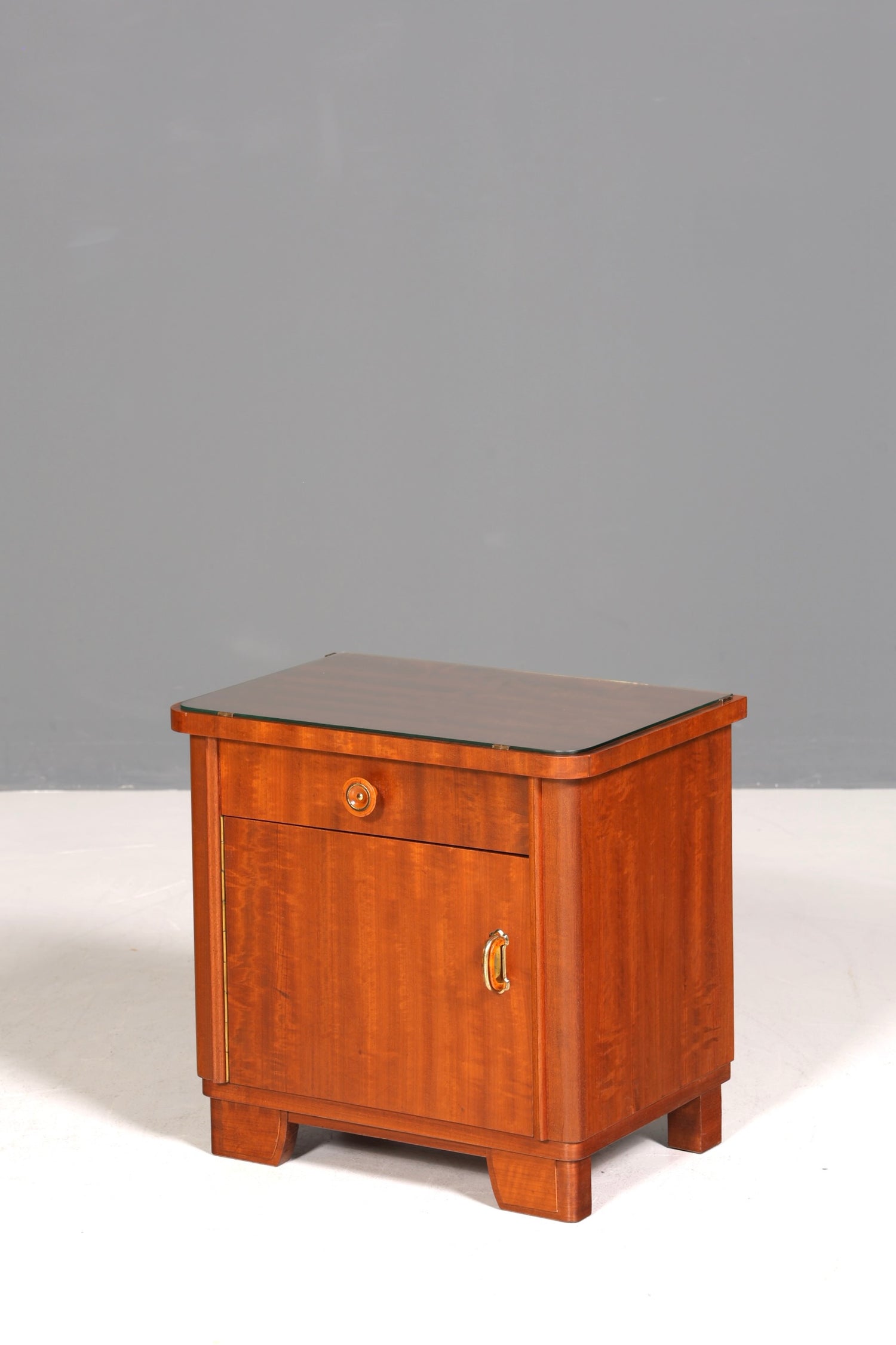 Schlichte Mid Century Kommode Vintage Klappschränkchen Danish Design Nachttisch 2 von 2