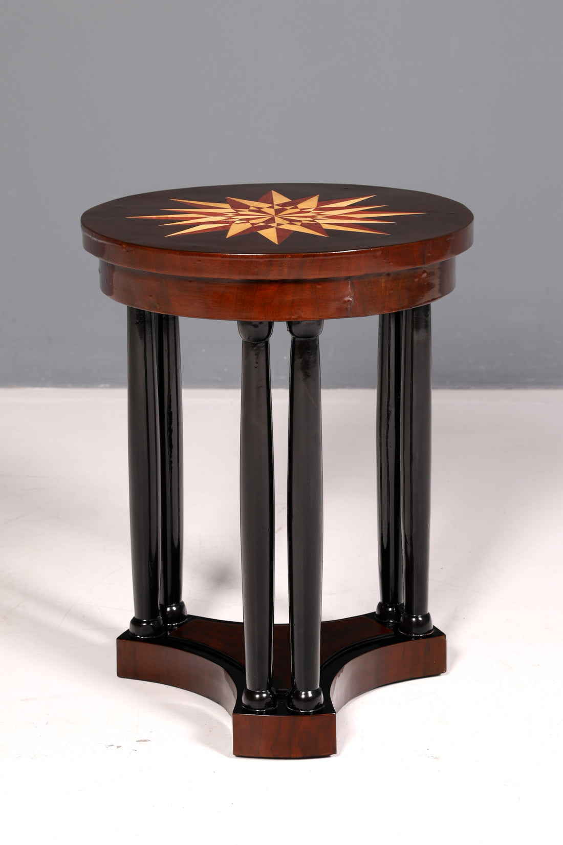 Beautiful Art Deco-style table Luxury coffee table display table side table Round solid wood Vintage