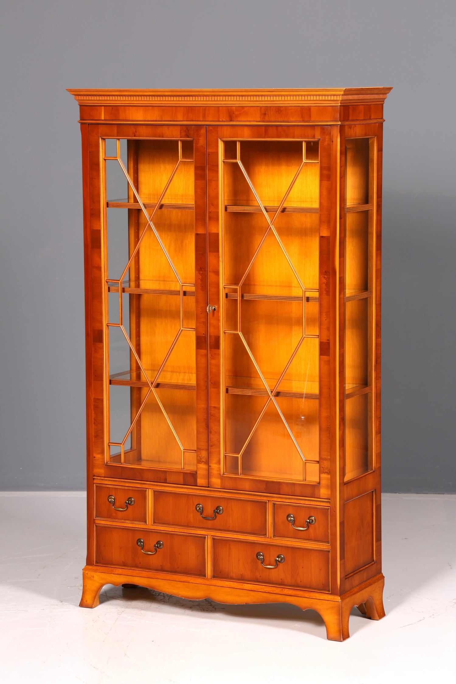 Wunderschöne Original Heldense Vitrine Englische Eibe Bücherschrank Glasvitrine mit Beleuchtung