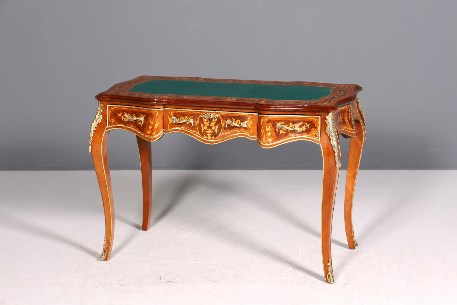 Magnifique bureau de style Louis XV, bureau de bureau français, table de bureau de style ancien