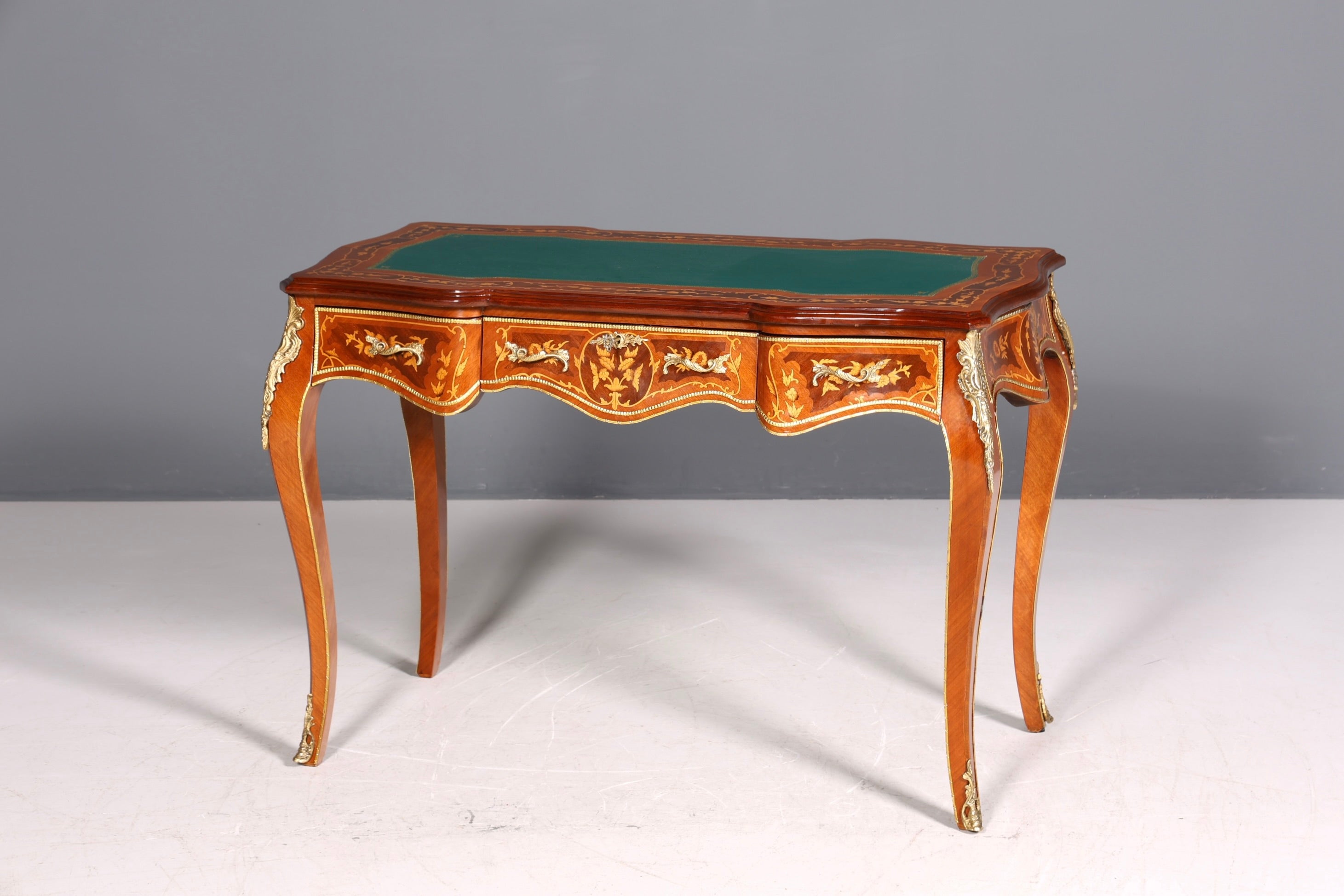 Magnifique bureau de style Louis XV, bureau de bureau français, table de bureau de style ancien