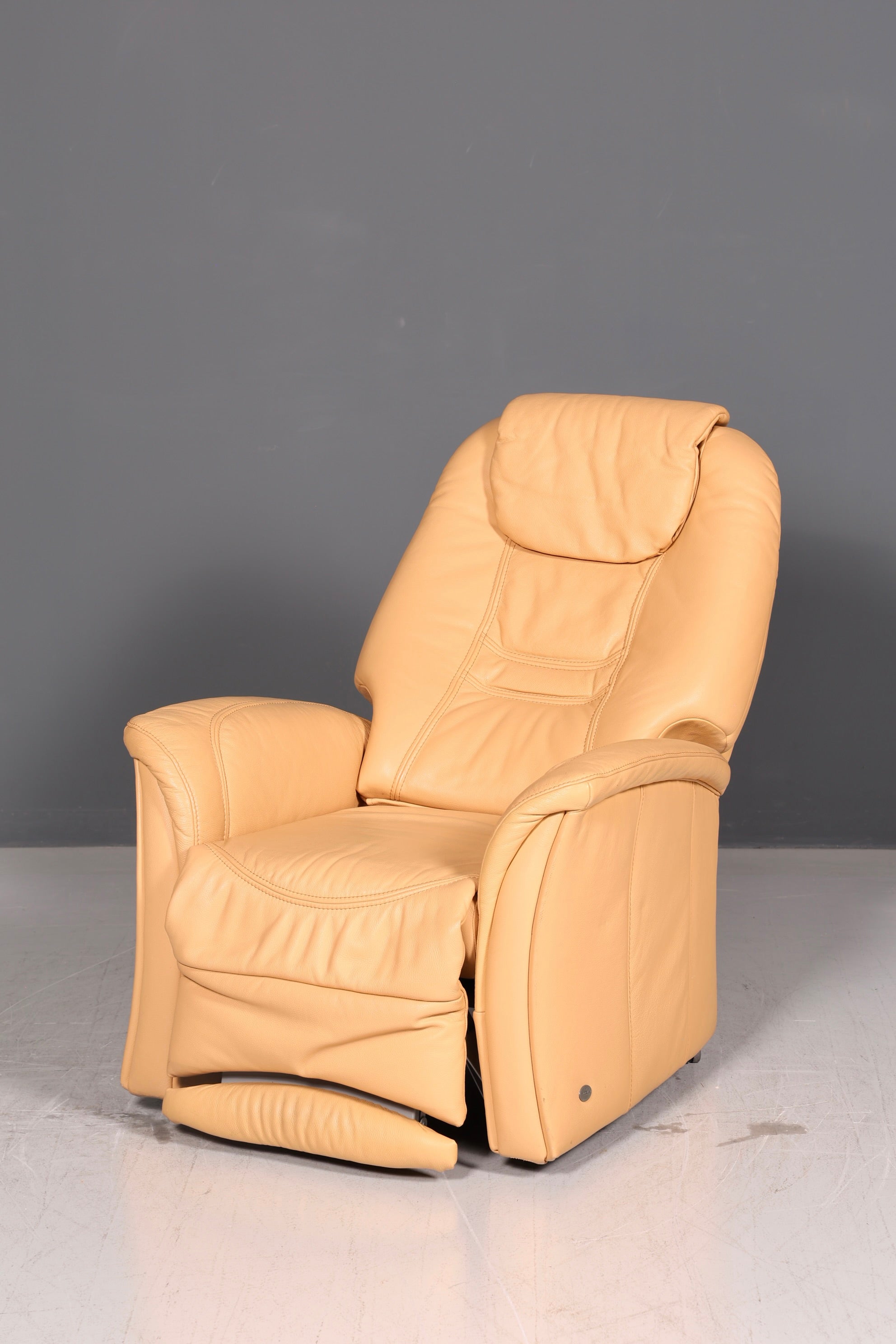 Magnifique fauteuil relax Himolla en cuir véritable beige, fauteuil TV et fauteuil de repos avec fonction d’inclinaison, style vintage