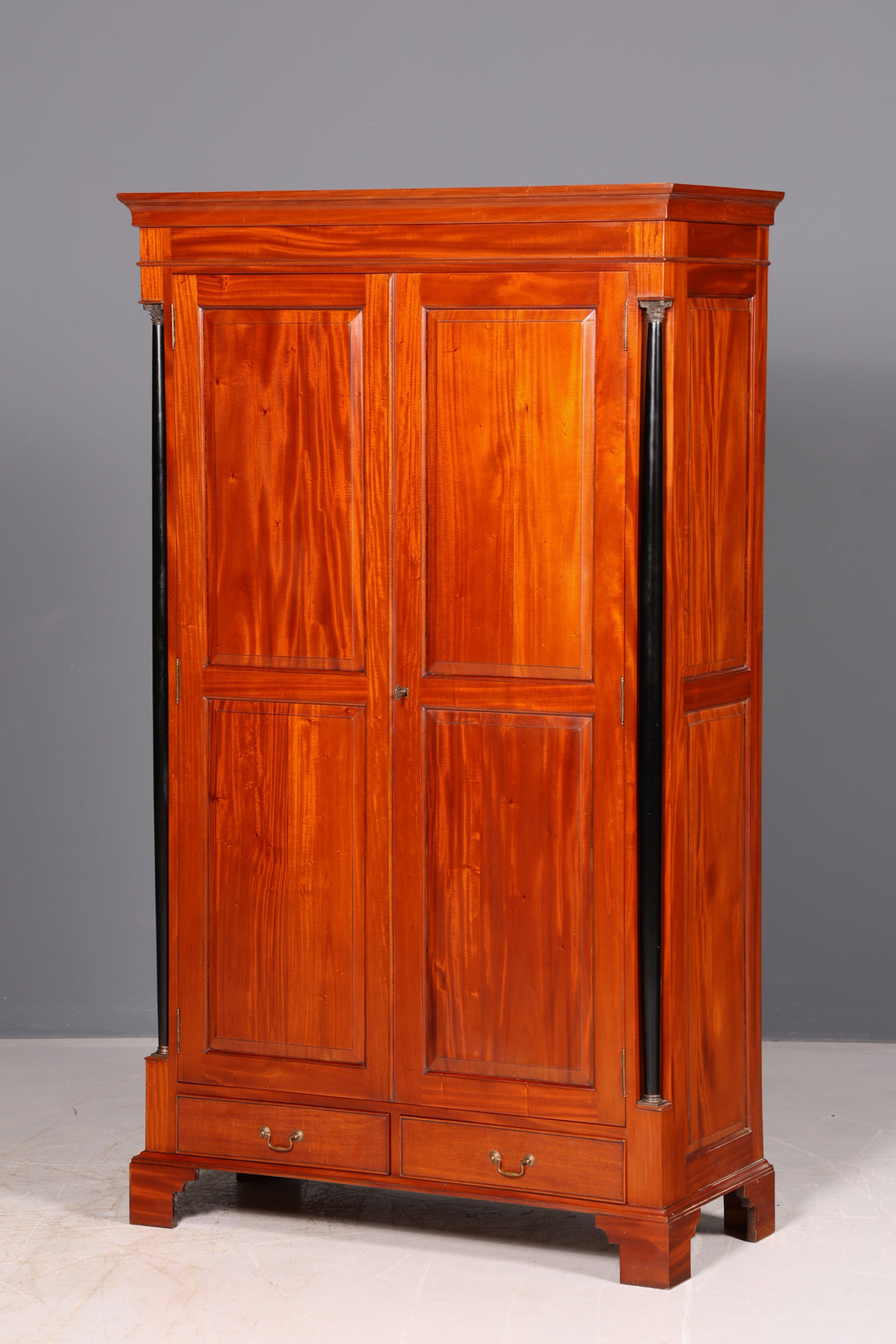 Magnifique armoire Biedermeier en acajou, armoire ancienne à colonnes, armoire d’entrée, armoire à linge en bois massif