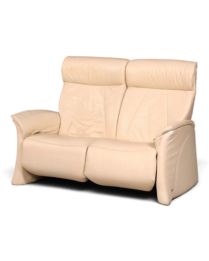 Hauptstadt Möblerei Zweisitzer-Sofa in Creme mit hochwertigem Lederbezug und verstellbaren Kopfstützen