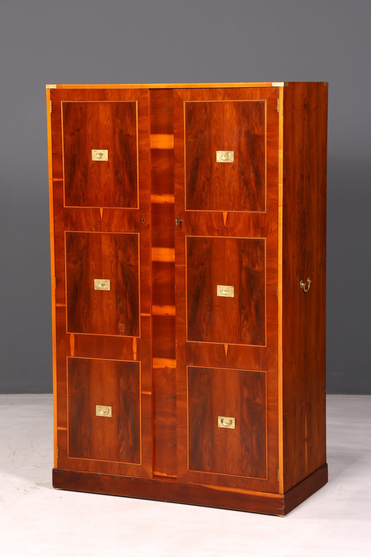 Magnifique armoire maritime de style coffre militaire, armoire à vêtements en if, petite armoire ancienne de style colonial pour entrée
