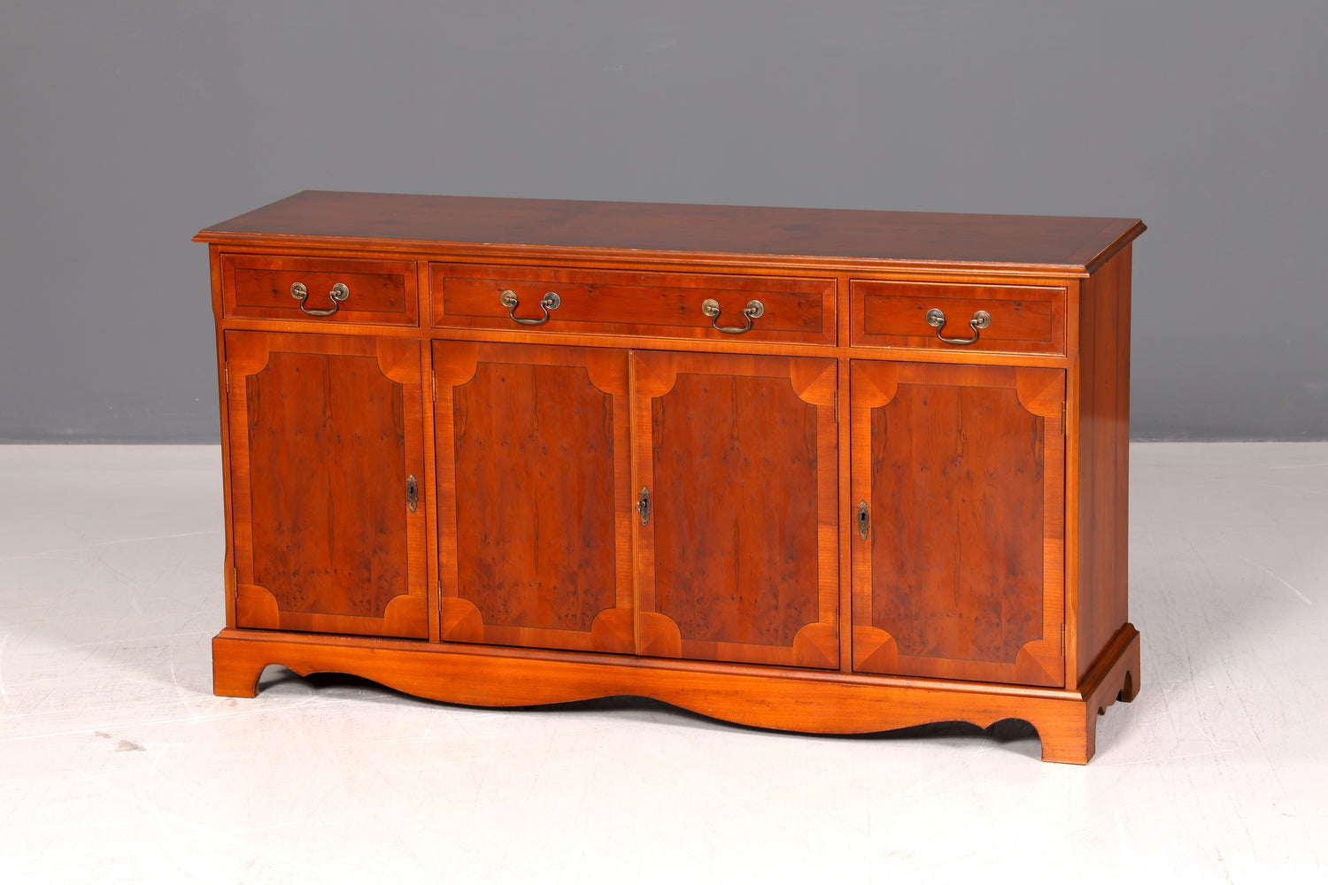 Wunderschönes Englisches Sideboard Eibe Schrank 60er Buffetschrank Kommode Anrichte Vintage