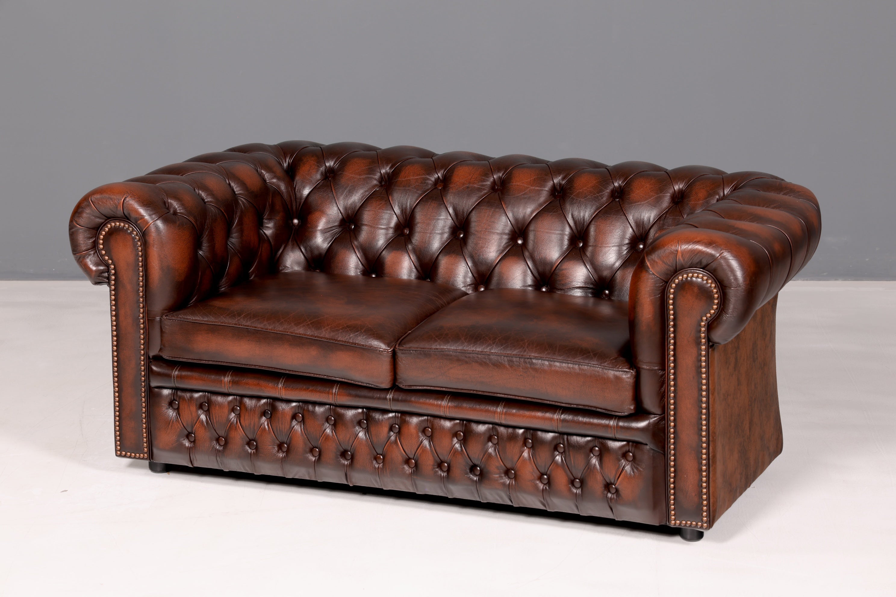 Magnifique canapé Chesterfield Centurion original 2 places en cuir véritable d’Angleterre