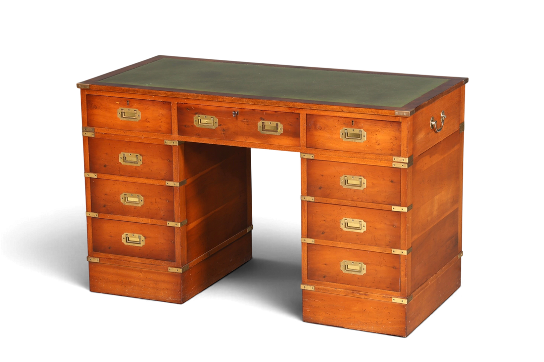 Hauptstadt Möblerei englischer Military Chest Schreibtisch aus massivem Holz mit grüner Lederauflage und Messingbeschlägen