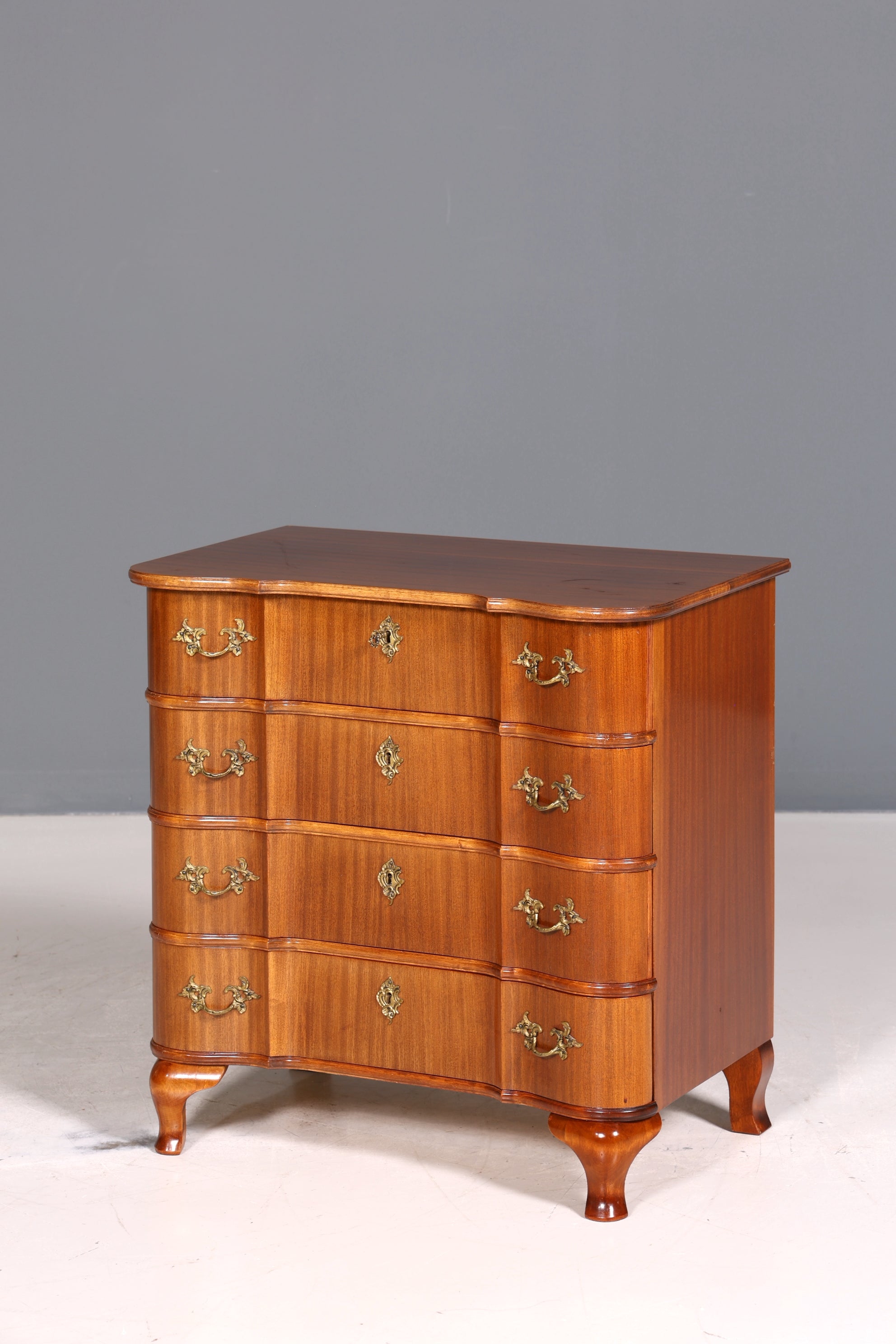 Stilvolle geschwungene Kommode im Barock Stil Sideboard Englisch Schubladenkommode