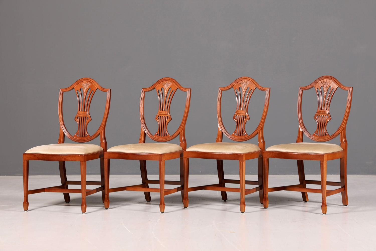 Ensemble élégant de 4 chaises anglaises style Hepplewhite, chaises de salle à manger anciennes, chaises de cuisine, ensemble de chaises vintage  