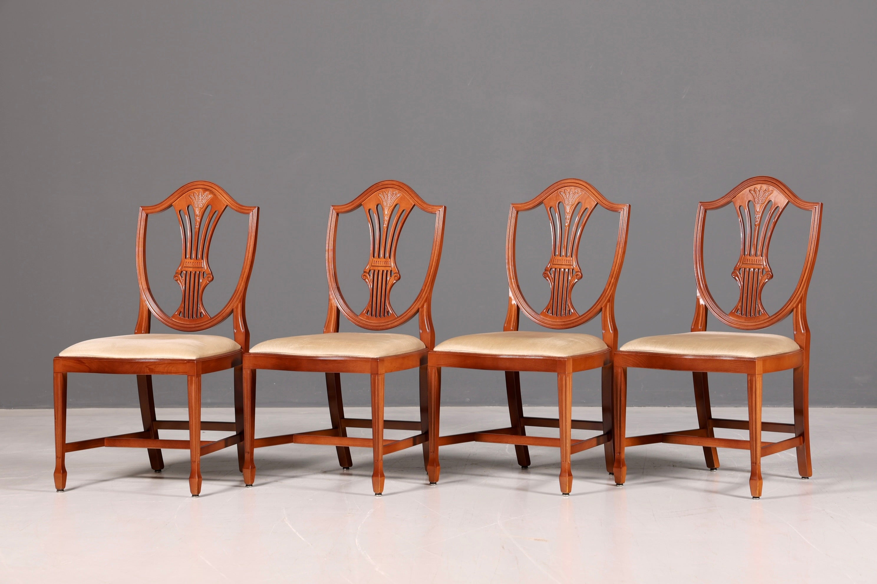 Ensemble élégant de 4 chaises anglaises style Hepplewhite, chaises de salle à manger anciennes, chaises de cuisine, ensemble de chaises vintage  