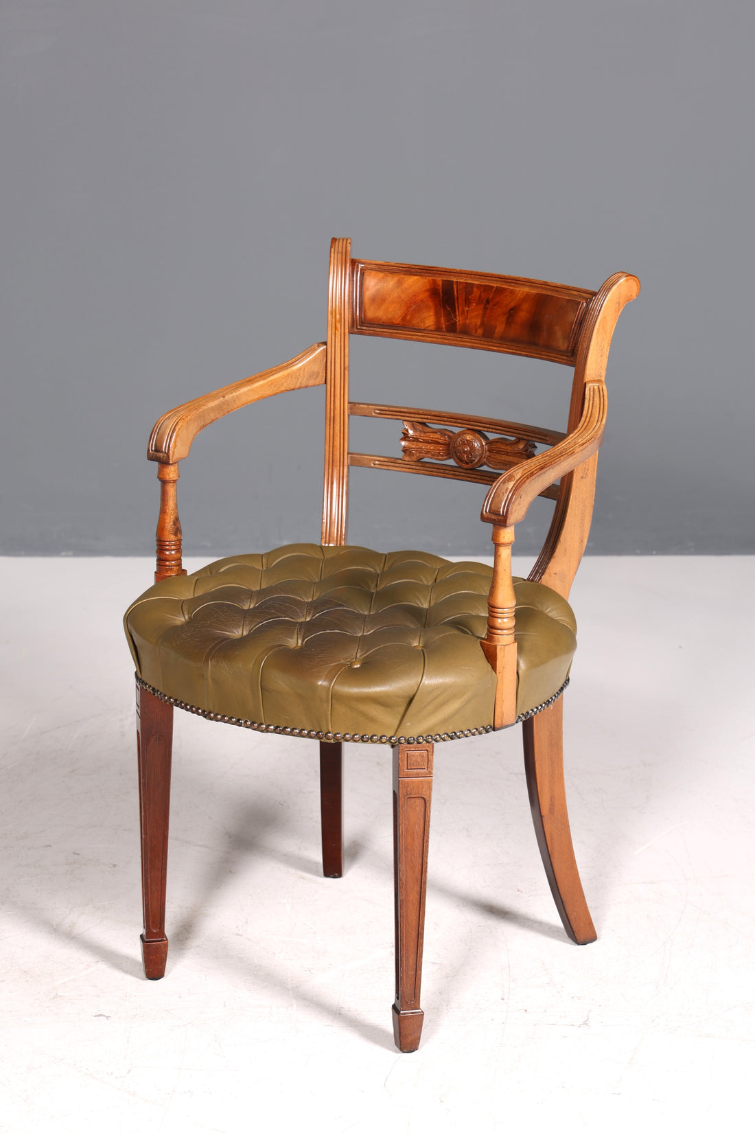 Magnifique fauteuil Chesterfield, chaise secrétaire Anno Dom, chaise de cuisine anglaise en cuir véritable, 1 sur 2