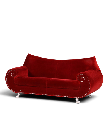 Hauptstadt Möblerei Bretz Gaudi 3-Sitzer Sofa in bordeauxrotem Samt mit geschwungenen Armlehnen und Ziernägeln