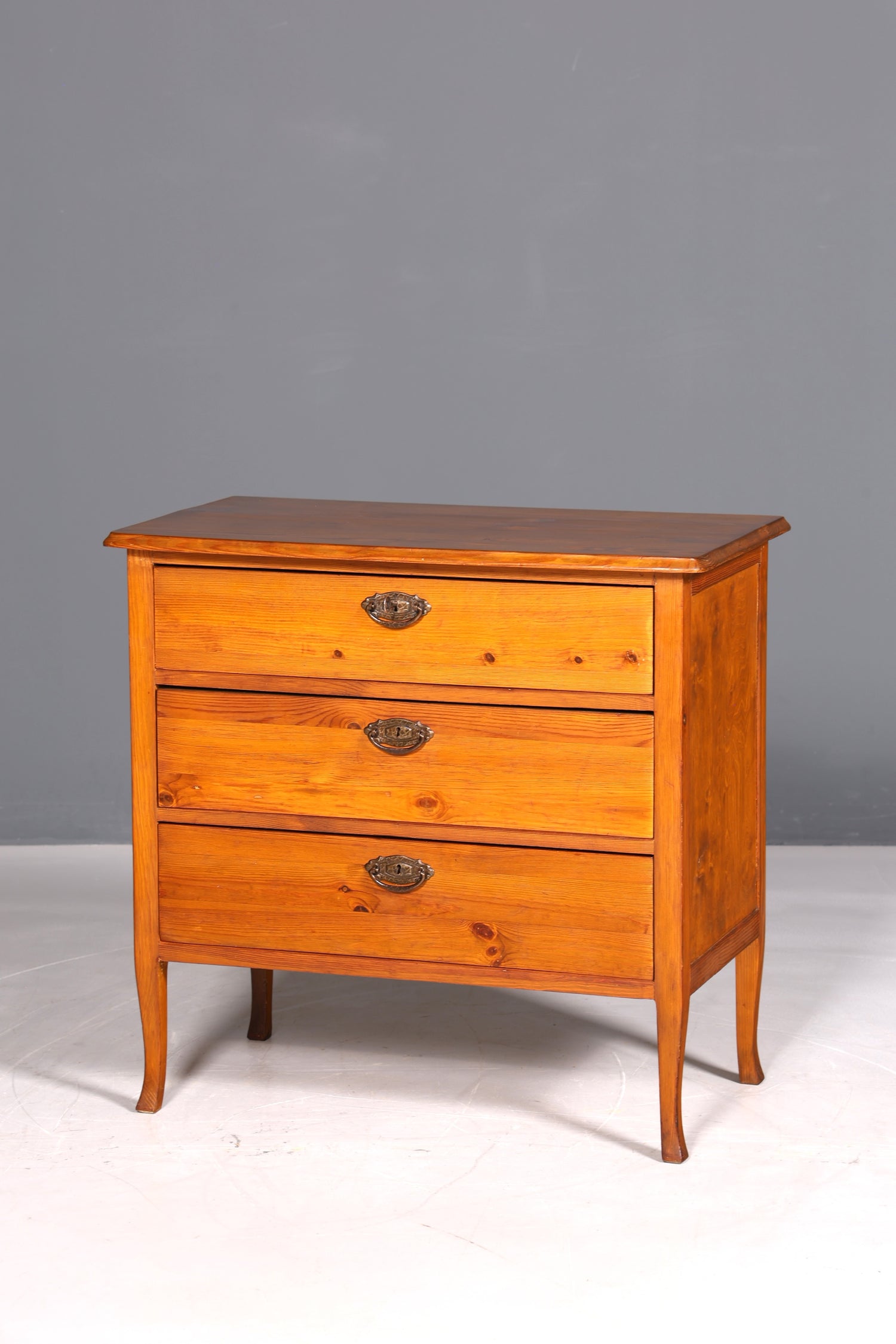 Magnifique commode ancienne Art Nouveau en bois tendre, buffet de style campagnard