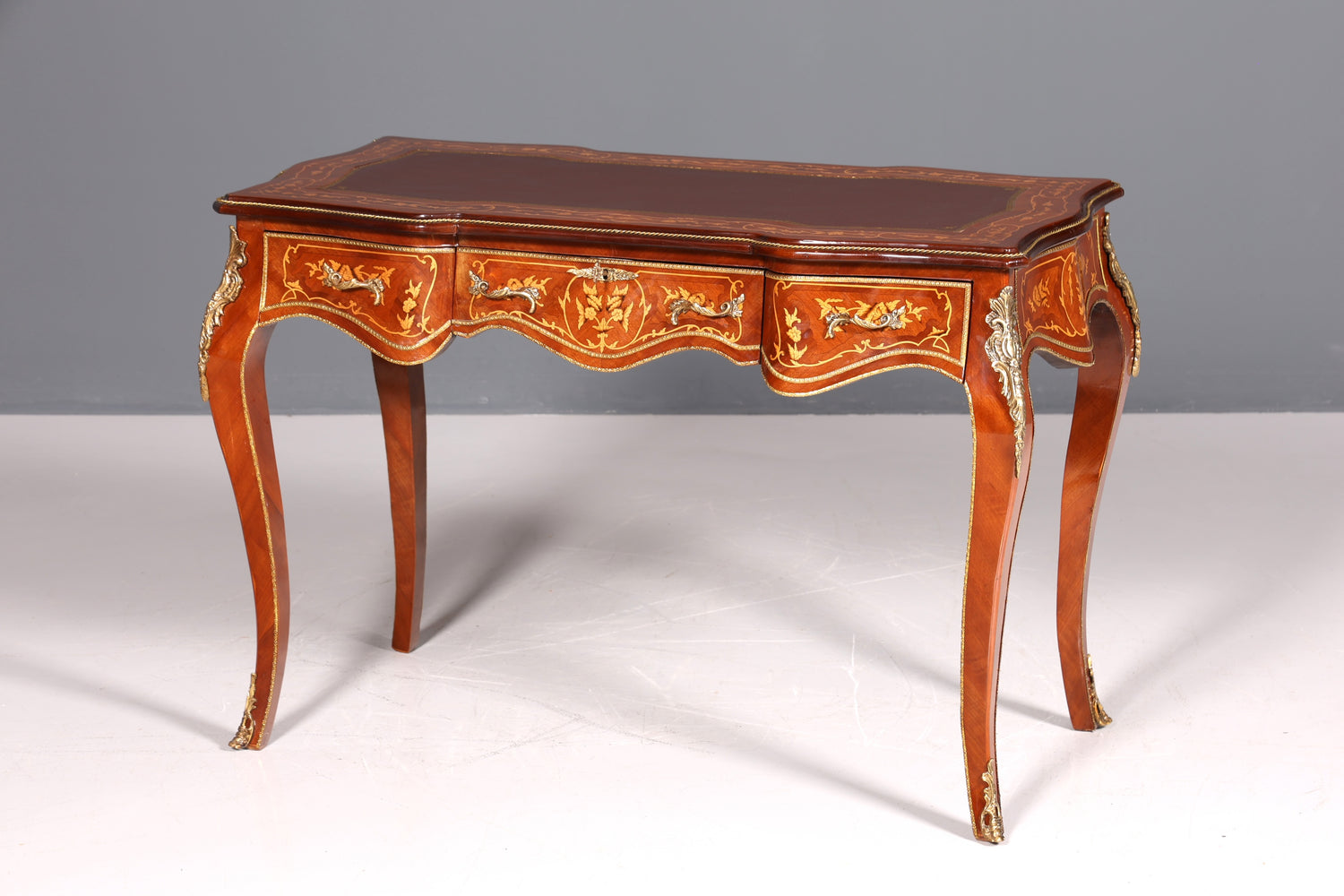 Magnifique bureau de style Louis XV, bureau de bureau français, table de bureau de style ancien