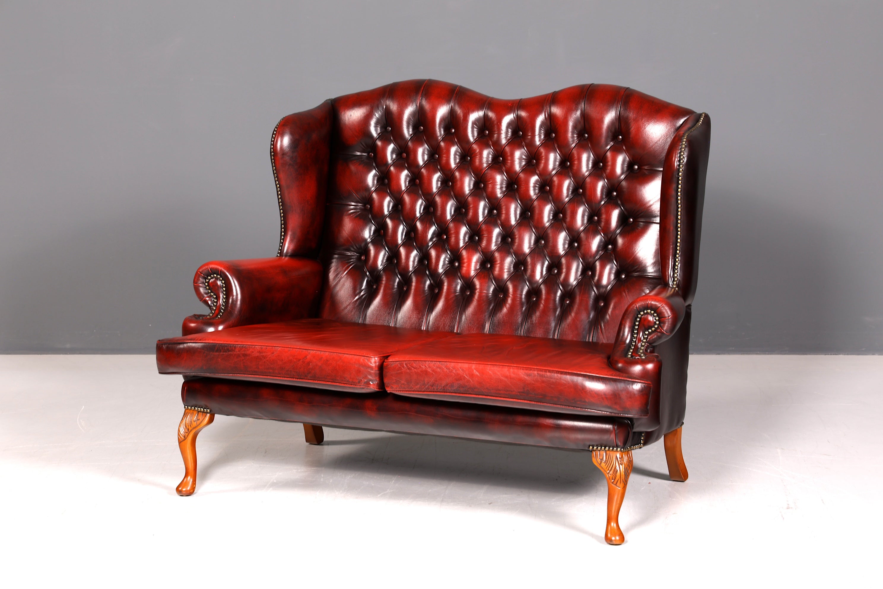 Wunderschönes Original Chesterfield Queen Anne Sofa 2-Sitzer Sofa Englische Leder Couch England Polstersofa