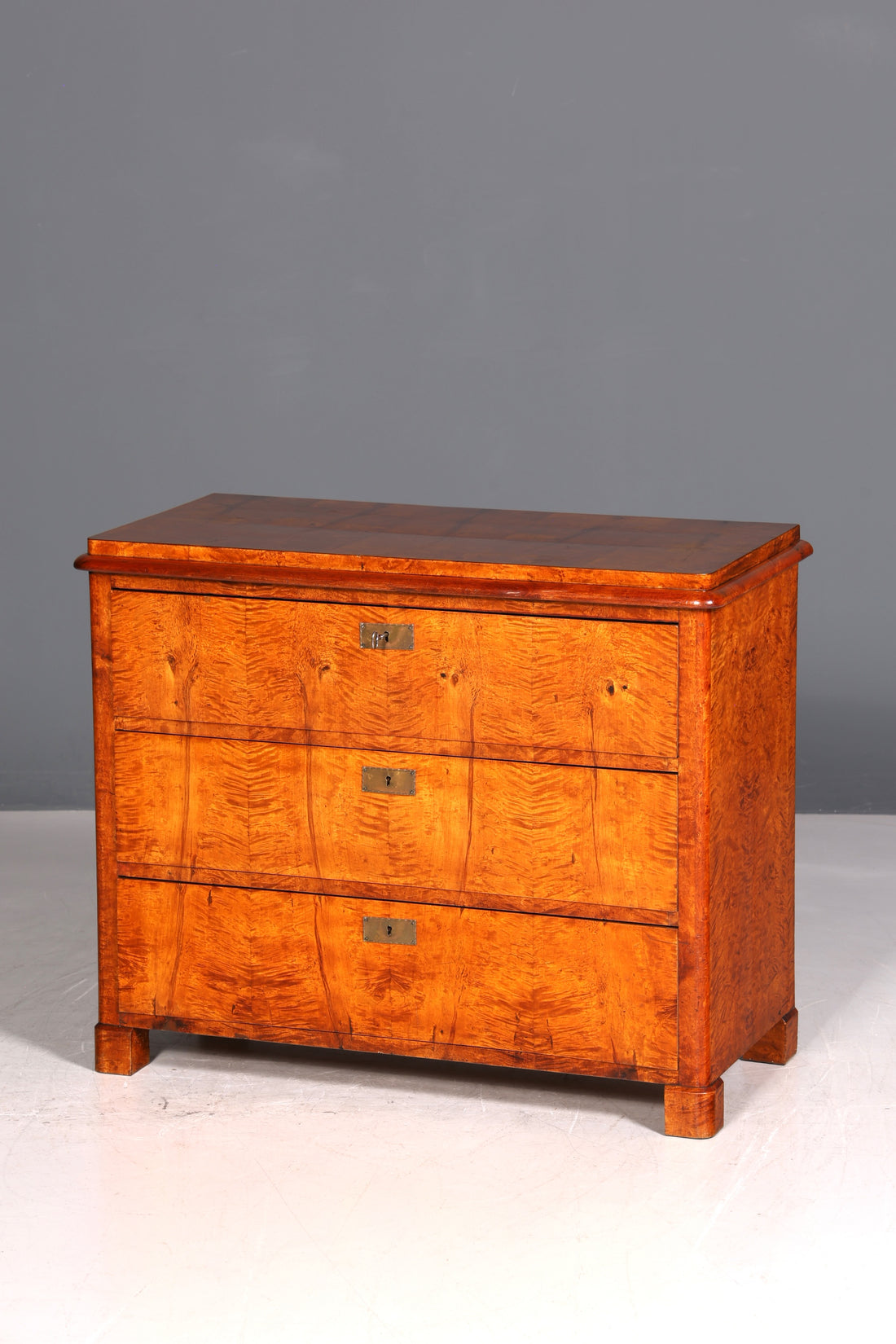 Belle commode ancienne de style Biedermeier Louis-Philippe, commode à linge