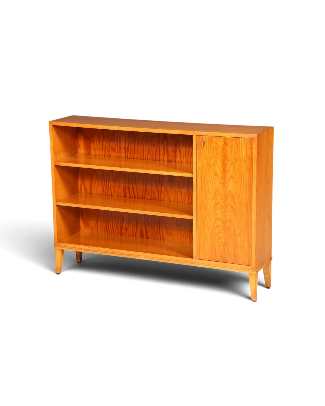 Hauptstadt Möblerei Mid Century Sideboard aus massivem Holz mit offenen Regalfächern und Schranktür im Retro-Stil