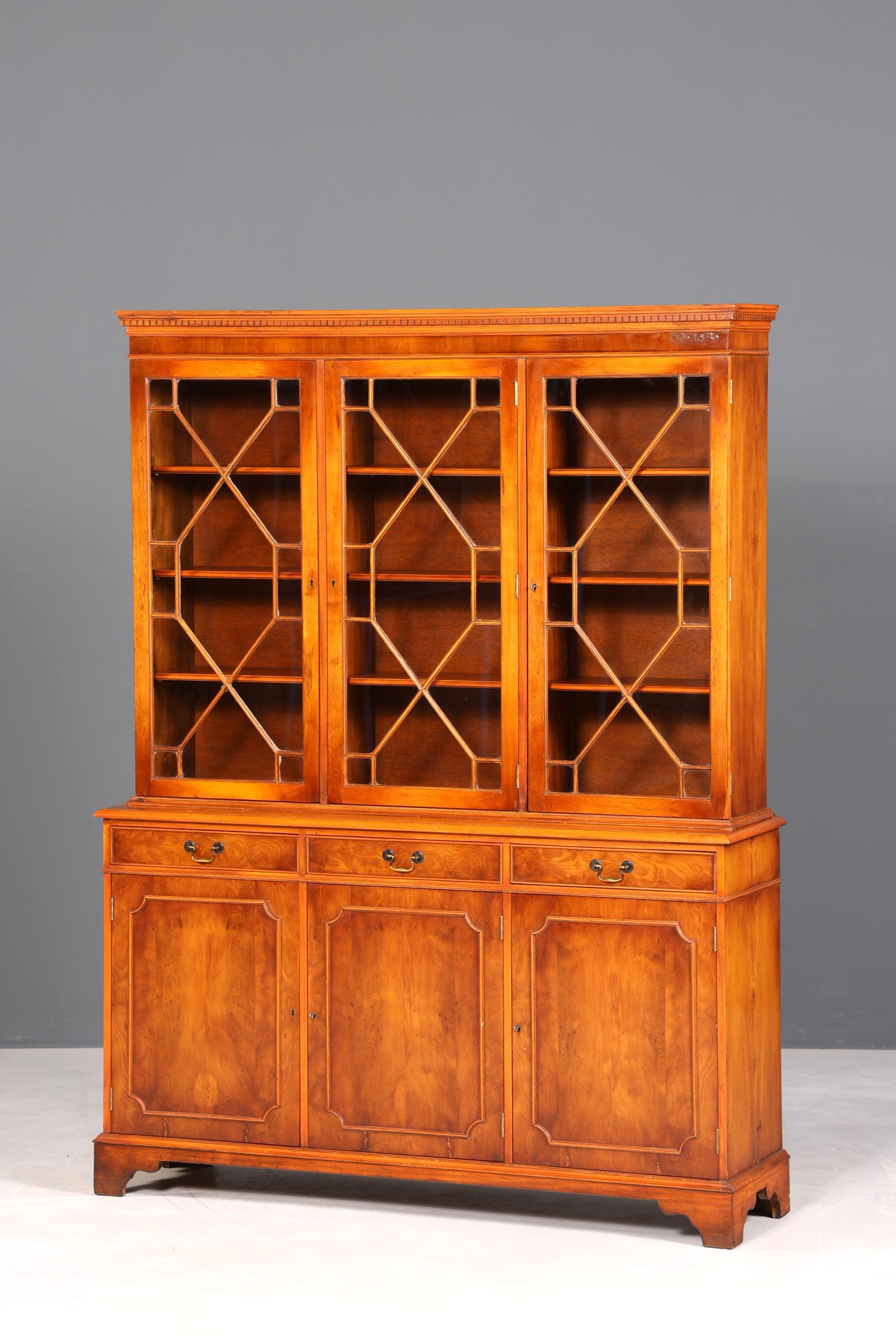 Wunderschöne Englische Vitrine Bücherschrank Buffet Antik Stil Englisch Eibe Glasvitrine Bibliothek