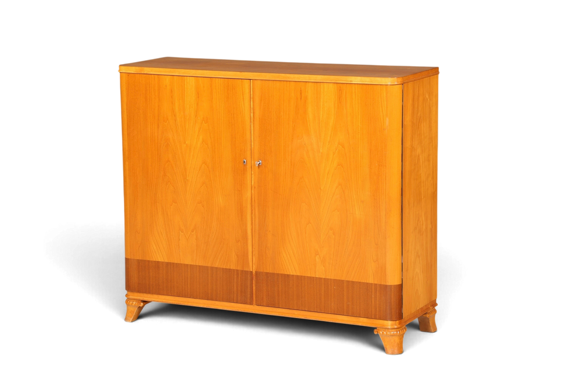 Hauptstadt Möblerei Art Deco Vertiko Schrank aus hellem Massivholz mit eleganter Maserung und zwei Türen um 1930